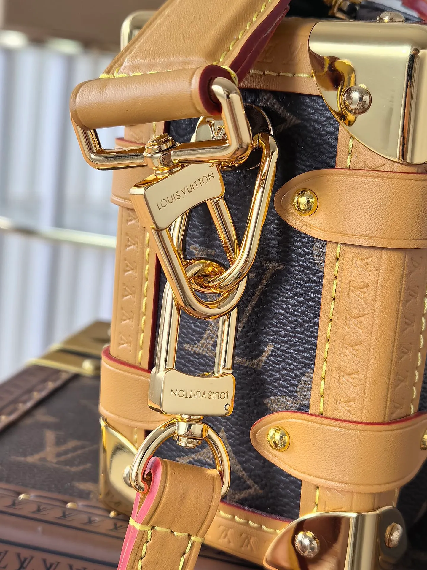 💰800💰 (Dynamic chip 163c01 top original order) M46358 M46815 M47139 This small Side Trunk handbag is made of Monogram canvas with a rectangular shape, with cow leather trim and exquisite metal parts. The reinforced corners and the S-lock that connects the zipper are exquisite details that reflect the classic heritage of Louis Vuitton hard luggage. The removable and adjustable leather shoulder strap makes it easy to carry by hand or over the shoulder. Dimensions: 19.0 x 12.5 x 7.5 cm (length x height x width)