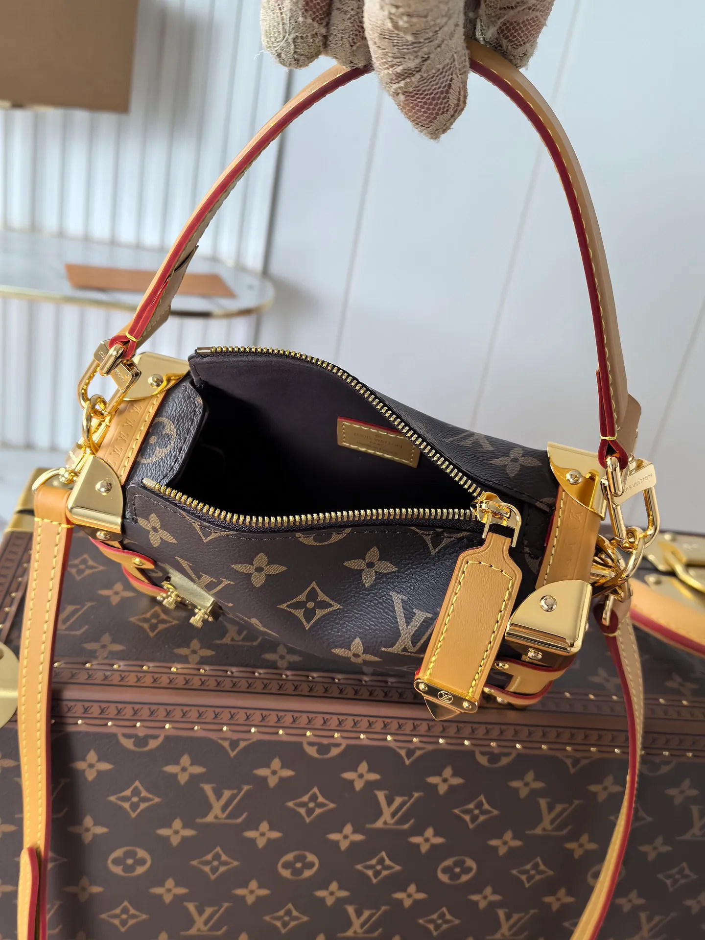 💰800💰 (Dynamic chip 163c01 top original order) M46358 M46815 M47139 This small Side Trunk handbag is made of Monogram canvas with a rectangular shape, with cow leather trim and exquisite metal parts. The reinforced corners and the S-lock that connects the zipper are exquisite details that reflect the classic heritage of Louis Vuitton hard luggage. The removable and adjustable leather shoulder strap makes it easy to carry by hand or over the shoulder. Dimensions: 19.0 x 12.5 x 7.5 cm (length x height x width)