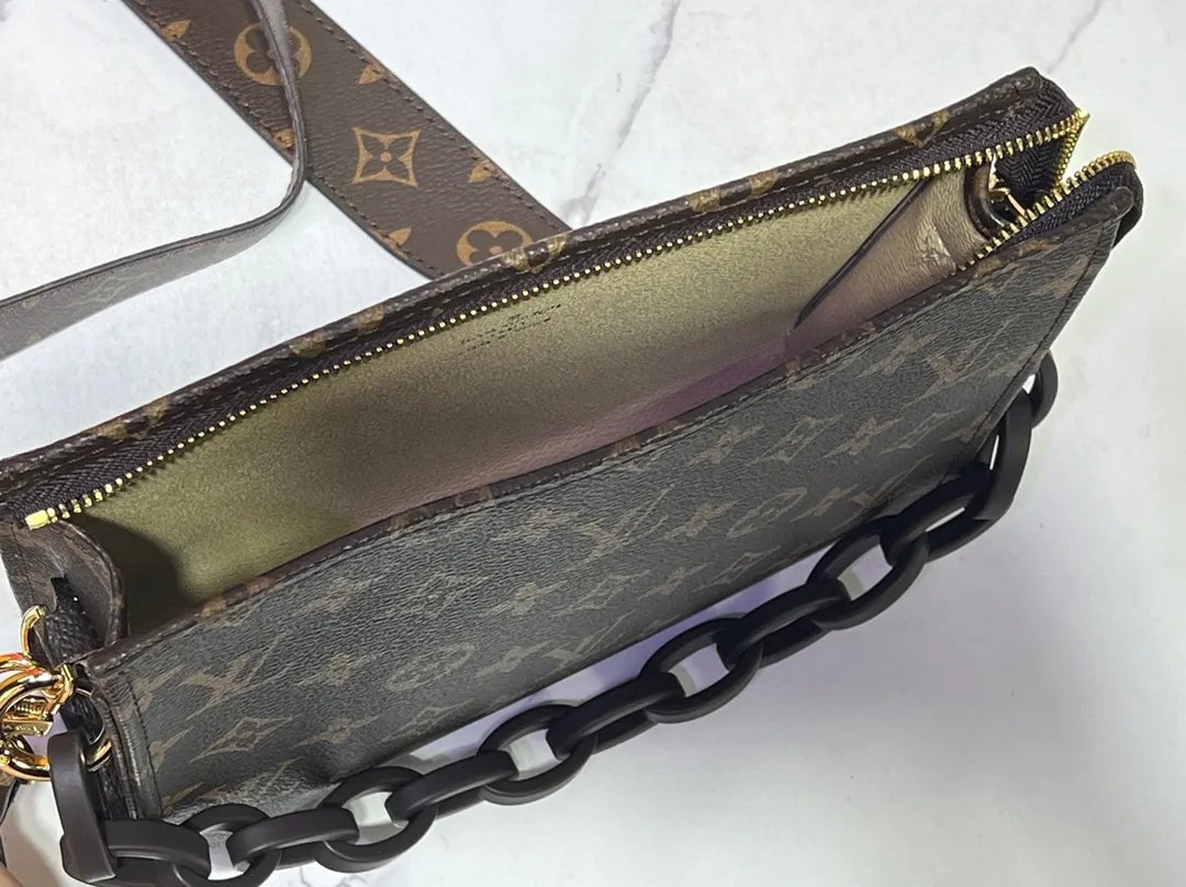 Batch of 200💰original goods high-end quality exclusive💥M67692# M47542 LV [Rose] official website toiletry bag super🔥beautiful new style LV original single pair flower quality🌵classic presbyopia clutch bag toiletry bag🤞super high quality Made with original hardware💧very creative👍🏻Excellent upper body effect, unique design concept💦Exquisite craftsmanship Dimensions: 19x14x5cm