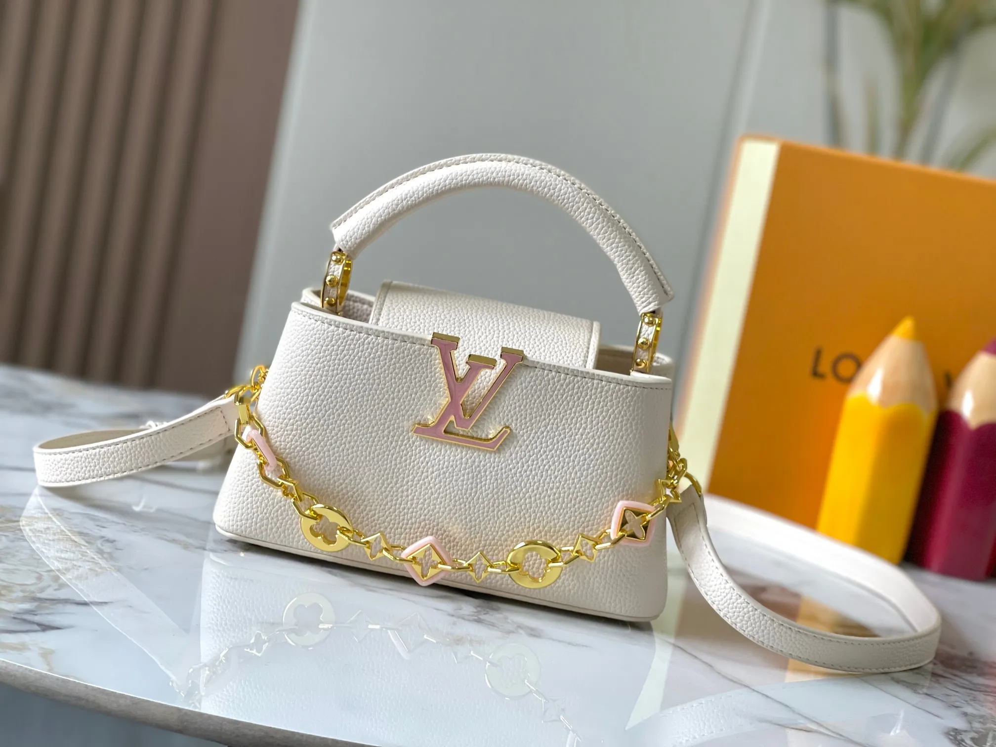 p460 [Guangzhou top quality original] M14393 white CapucinesEastWest mini handbag, with a decorative chain showing the inspiration of Monogram flowers. Taurillon cow leather creates an exquisite structure, and the LV letters interpret the colorful brushstrokes of the Puffygram jewelry series. The flap can be folded in or out, and the inner pocket can safely store valuables. Size:22×12×8cm