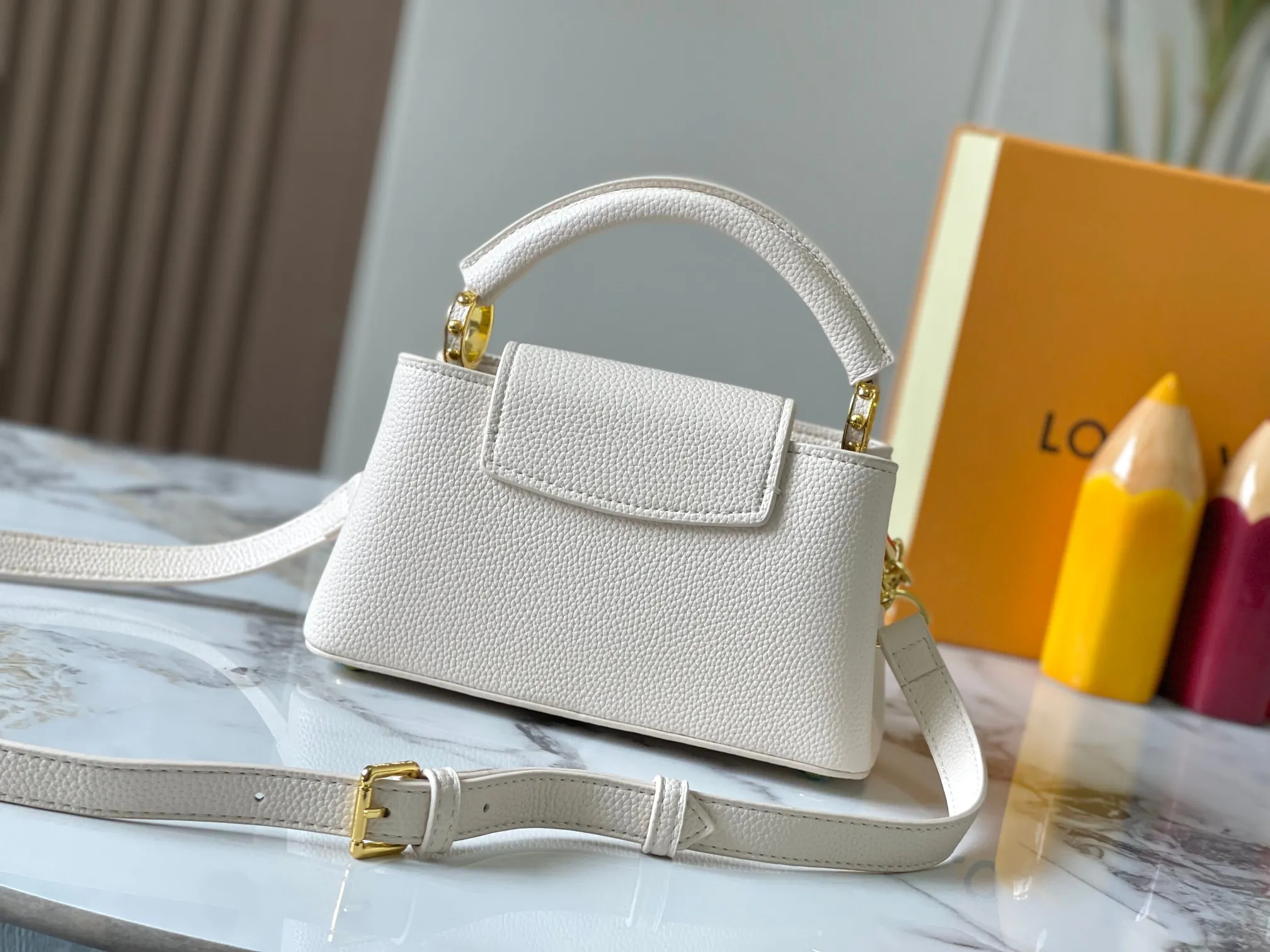 p460 [Guangzhou top quality original] M14393 white CapucinesEastWest mini handbag, with a decorative chain showing the inspiration of Monogram flowers. Taurillon cow leather creates an exquisite structure, and the LV letters interpret the colorful brushstrokes of the Puffygram jewelry series. The flap can be folded in or out, and the inner pocket can safely store valuables. Size:22×12×8cm