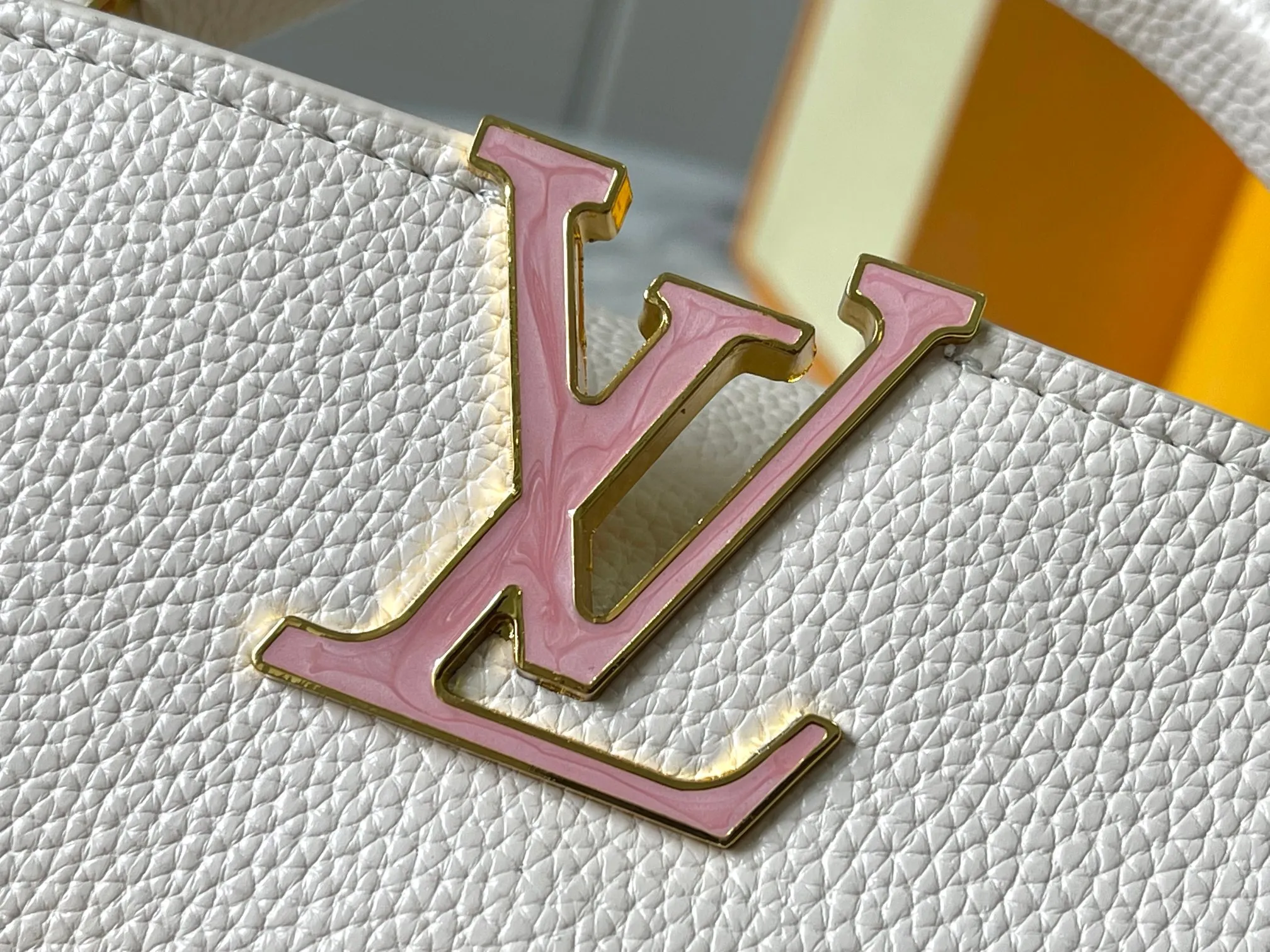 p460 [Guangzhou top quality original] M14393 white CapucinesEastWest mini handbag, with a decorative chain showing the inspiration of Monogram flowers. Taurillon cow leather creates an exquisite structure, and the LV letters interpret the colorful brushstrokes of the Puffygram jewelry series. The flap can be folded in or out, and the inner pocket can safely store valuables. Size:22×12×8cm