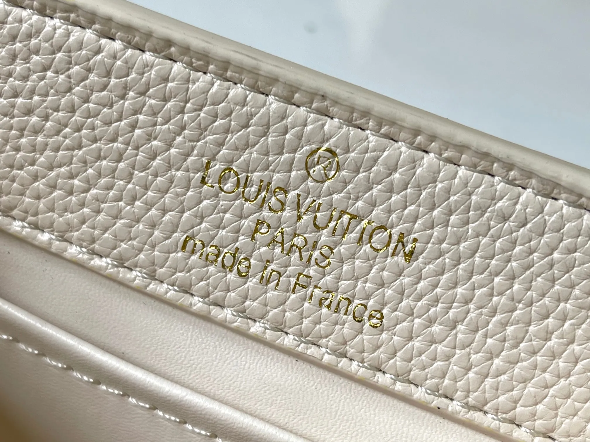 p460 [Guangzhou top quality original] M14393 white CapucinesEastWest mini handbag, with a decorative chain showing the inspiration of Monogram flowers. Taurillon cow leather creates an exquisite structure, and the LV letters interpret the colorful brushstrokes of the Puffygram jewelry series. The flap can be folded in or out, and the inner pocket can safely store valuables. Size:22×12×8cm
