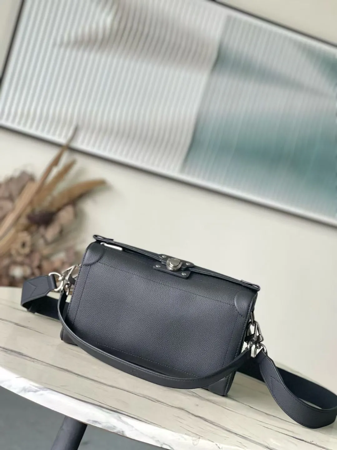 💰1400 (top layer leather) top original order M11615 This Soul Trunk East West handbag is made of LV Colorado cow leather to create a unique configuration, with a fabric lining and a patch pocket design. The magnetic closure allows for quick access to items, and the leather shoulder strap allows for hand, shoulder or cross-body wear. Dimensions: 29 × 17.5 × 10 cm