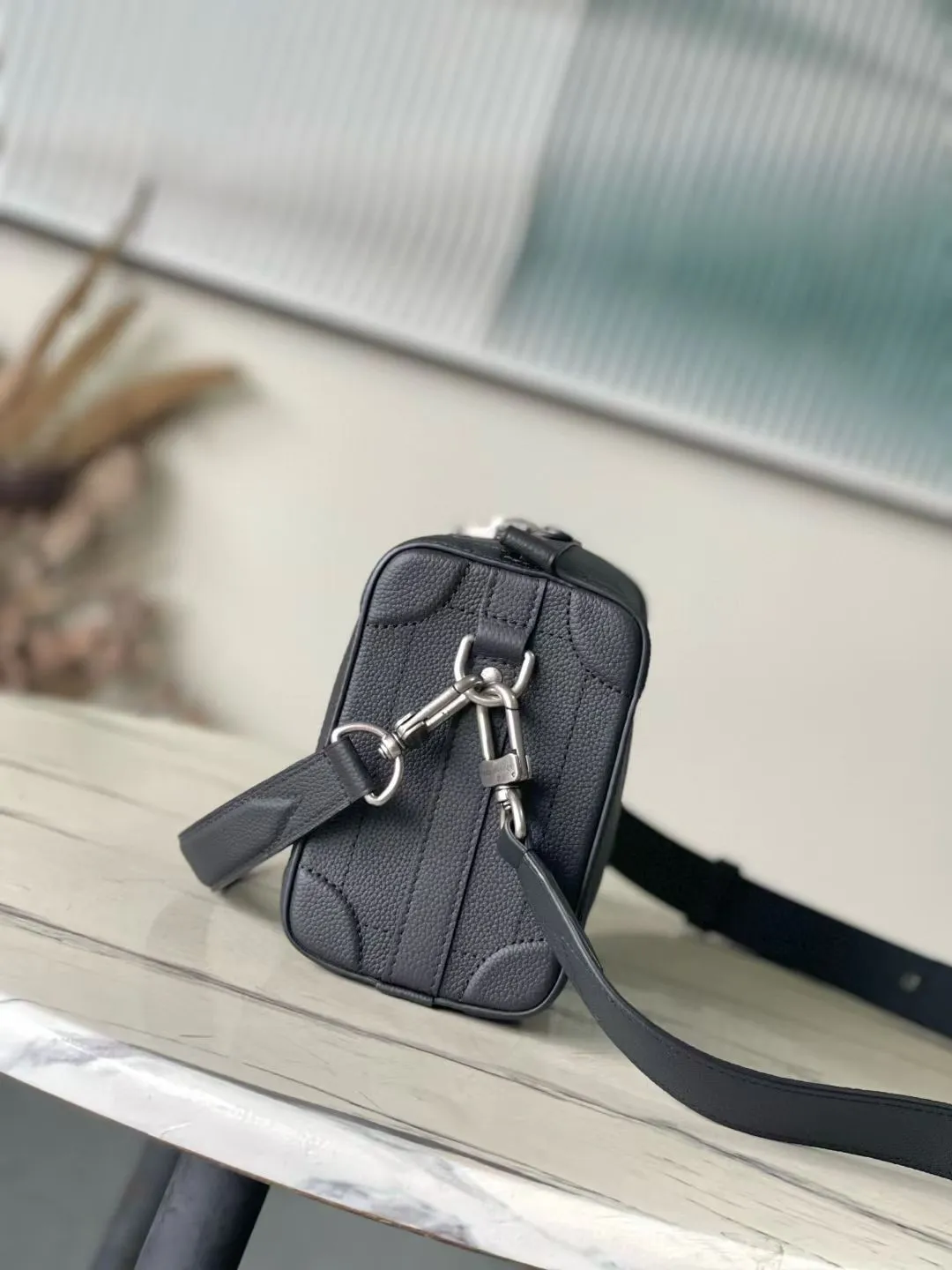 💰1400 (top layer leather) top original order M11615 This Soul Trunk East West handbag is made of LV Colorado cow leather to create a unique configuration, with a fabric lining and a patch pocket design. The magnetic closure allows for quick access to items, and the leather shoulder strap allows for hand, shoulder or cross-body wear. Dimensions: 29 × 17.5 × 10 cm