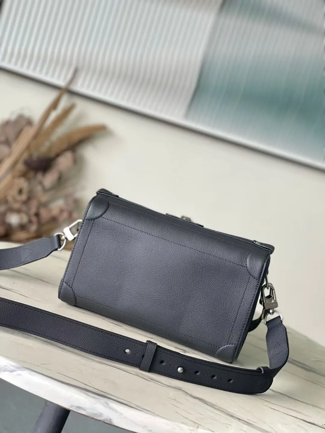💰1400 (top layer leather) top original order M11615 This Soul Trunk East West handbag is made of LV Colorado cow leather to create a unique configuration, with a fabric lining and a patch pocket design. The magnetic closure allows for quick access to items, and the leather shoulder strap allows for hand, shoulder or cross-body wear. Dimensions: 29 × 17.5 × 10 cm