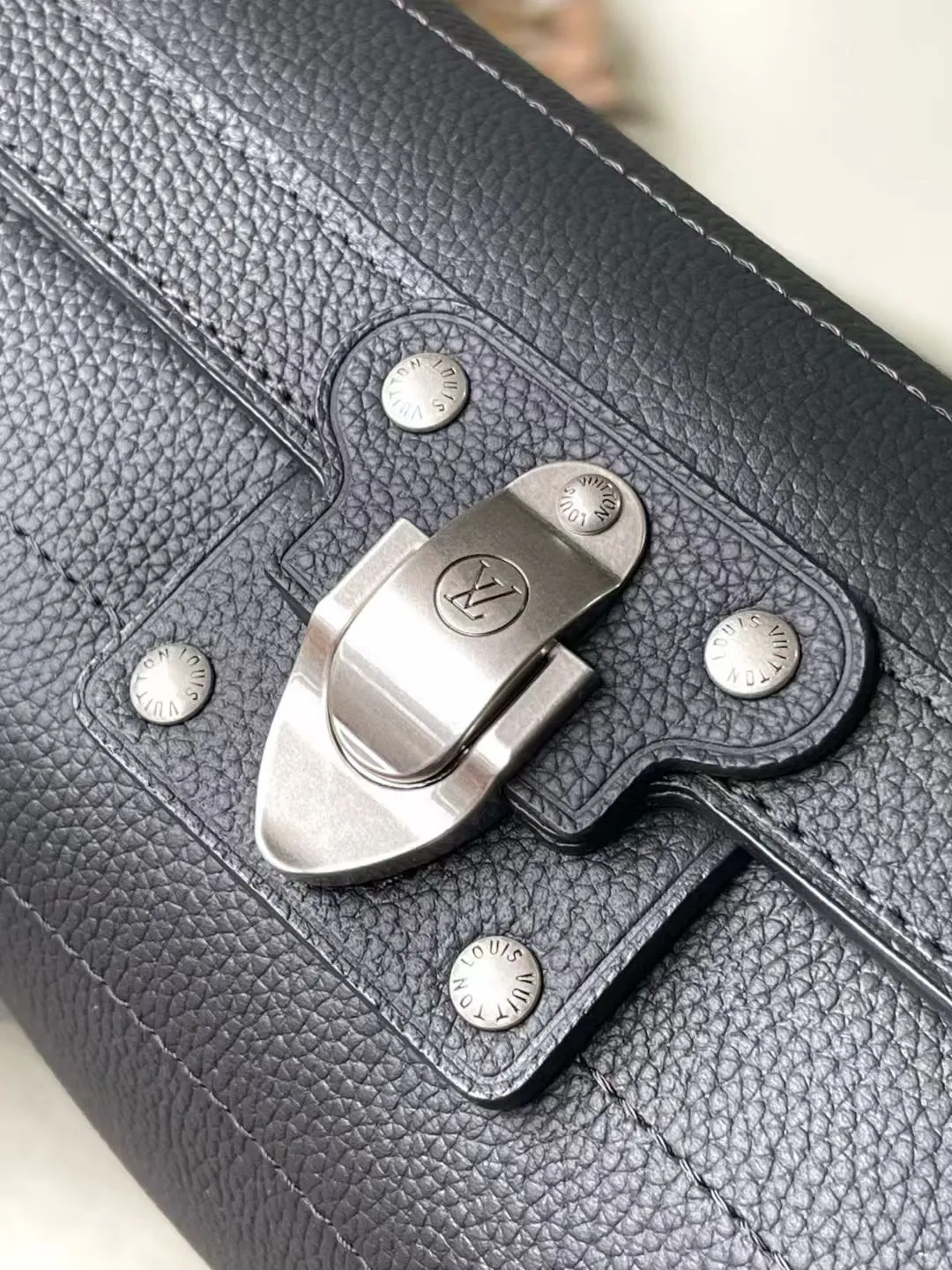💰1400 (top layer leather) top original order M11615 This Soul Trunk East West handbag is made of LV Colorado cow leather to create a unique configuration, with a fabric lining and a patch pocket design. The magnetic closure allows for quick access to items, and the leather shoulder strap allows for hand, shoulder or cross-body wear. Dimensions: 29 × 17.5 × 10 cm