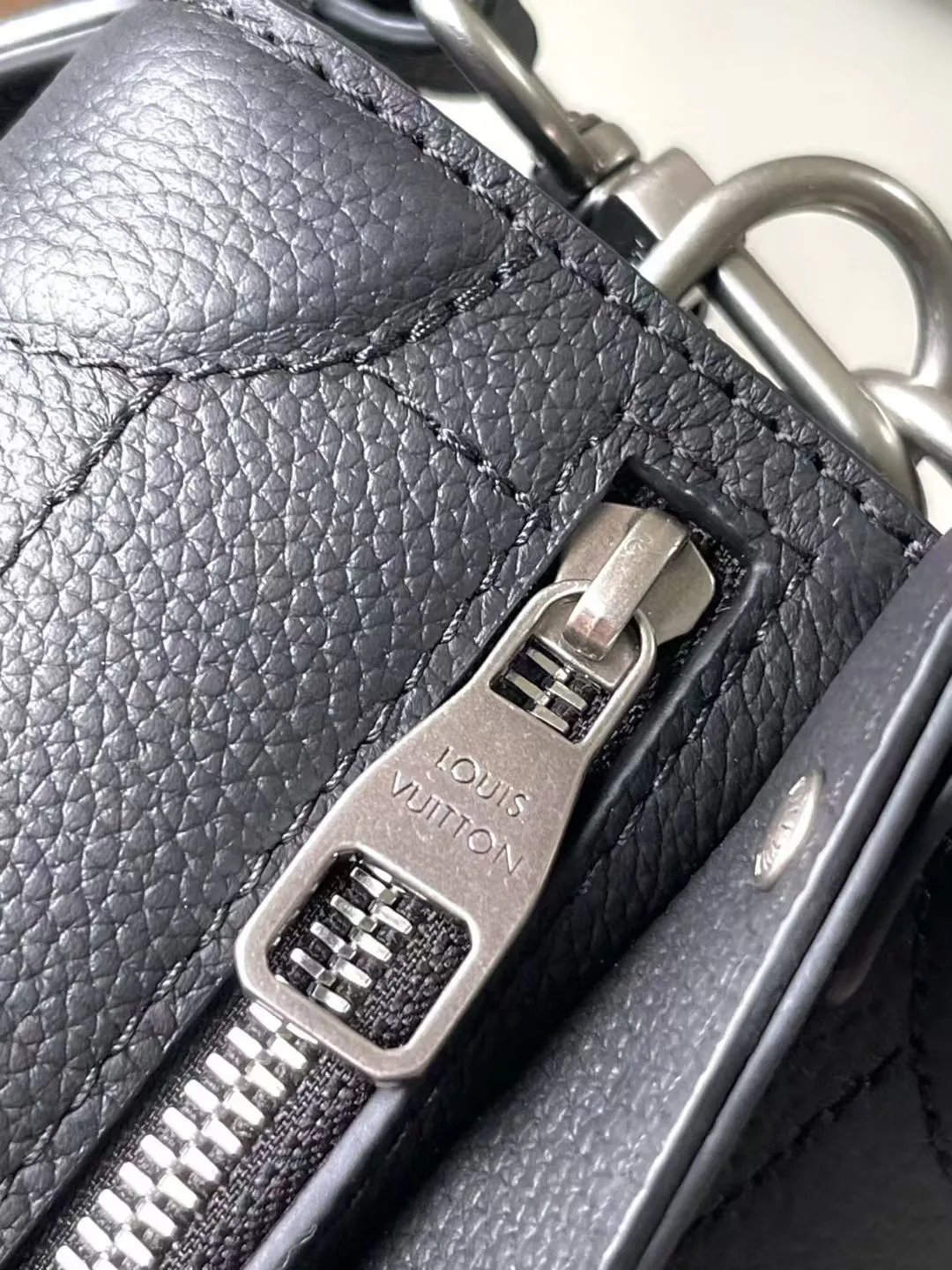 💰1400 (top layer leather) top original order M11615 This Soul Trunk East West handbag is made of LV Colorado cow leather to create a unique configuration, with a fabric lining and a patch pocket design. The magnetic closure allows for quick access to items, and the leather shoulder strap allows for hand, shoulder or cross-body wear. Dimensions: 29 × 17.5 × 10 cm