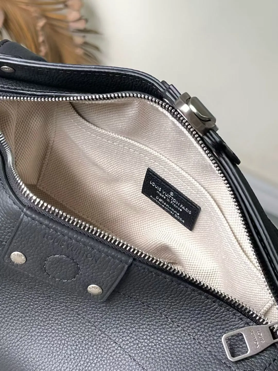 💰1400 (top layer leather) top original order M11615 This Soul Trunk East West handbag is made of LV Colorado cow leather to create a unique configuration, with a fabric lining and a patch pocket design. The magnetic closure allows for quick access to items, and the leather shoulder strap allows for hand, shoulder or cross-body wear. Dimensions: 29 × 17.5 × 10 cm