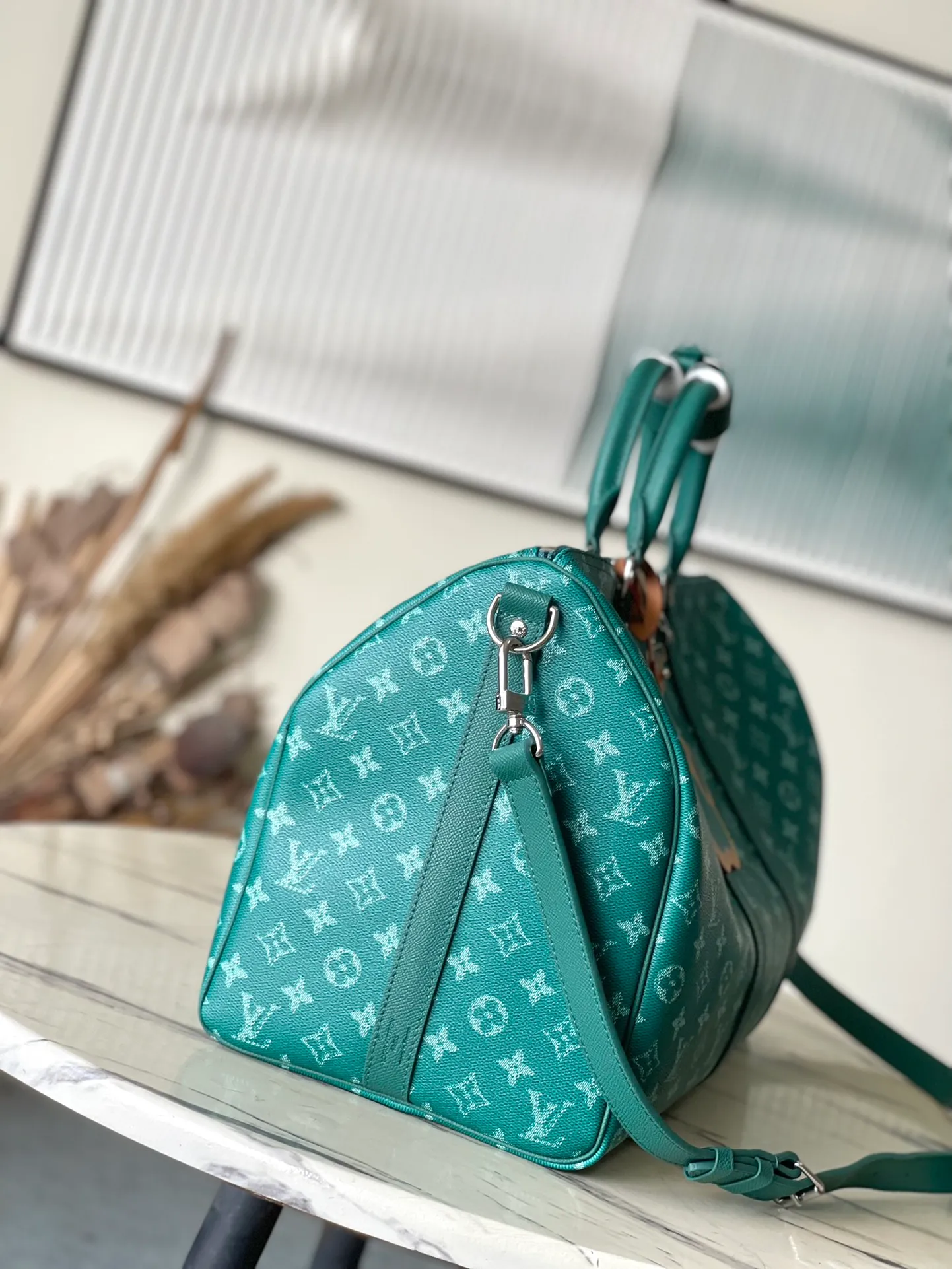 💰1280 Top Original Order M41416 Green Flower. KEEPALL 50 Travel Bag (With Shoulder Strap) Men's Art Director Virgil Abloh uses a novel design concept to inject a fresh breath into the brand's beloved KEEPALL 50 travel bag, which is classic and even more stunning. The iconic Monogram pattern is paired with sulfur gold hardware to create an urban style. The detachable leather shoulder strap comes with a hanging chain, making it more fashionable and versatile. Dimensions: 50.0x 29.0x 23.0 cm (length x height x width).