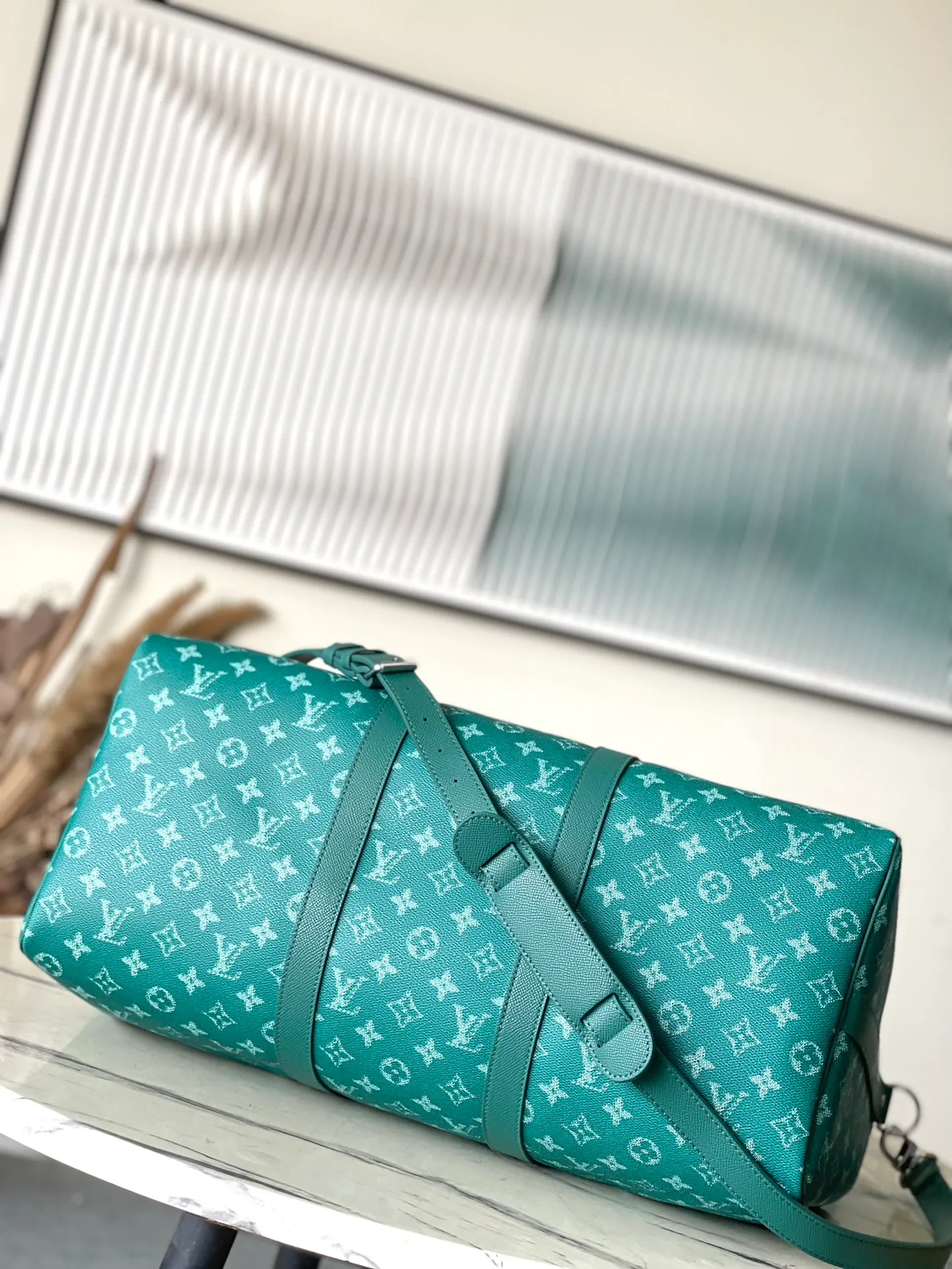 💰1280 Top Original Order M41416 Green Flower. KEEPALL 50 Travel Bag (With Shoulder Strap) Men's Art Director Virgil Abloh uses a novel design concept to inject a fresh breath into the brand's beloved KEEPALL 50 travel bag, which is classic and even more stunning. The iconic Monogram pattern is paired with sulfur gold hardware to create an urban style. The detachable leather shoulder strap comes with a hanging chain, making it more fashionable and versatile. Dimensions: 50.0x 29.0x 23.0 cm (length x height x width).
