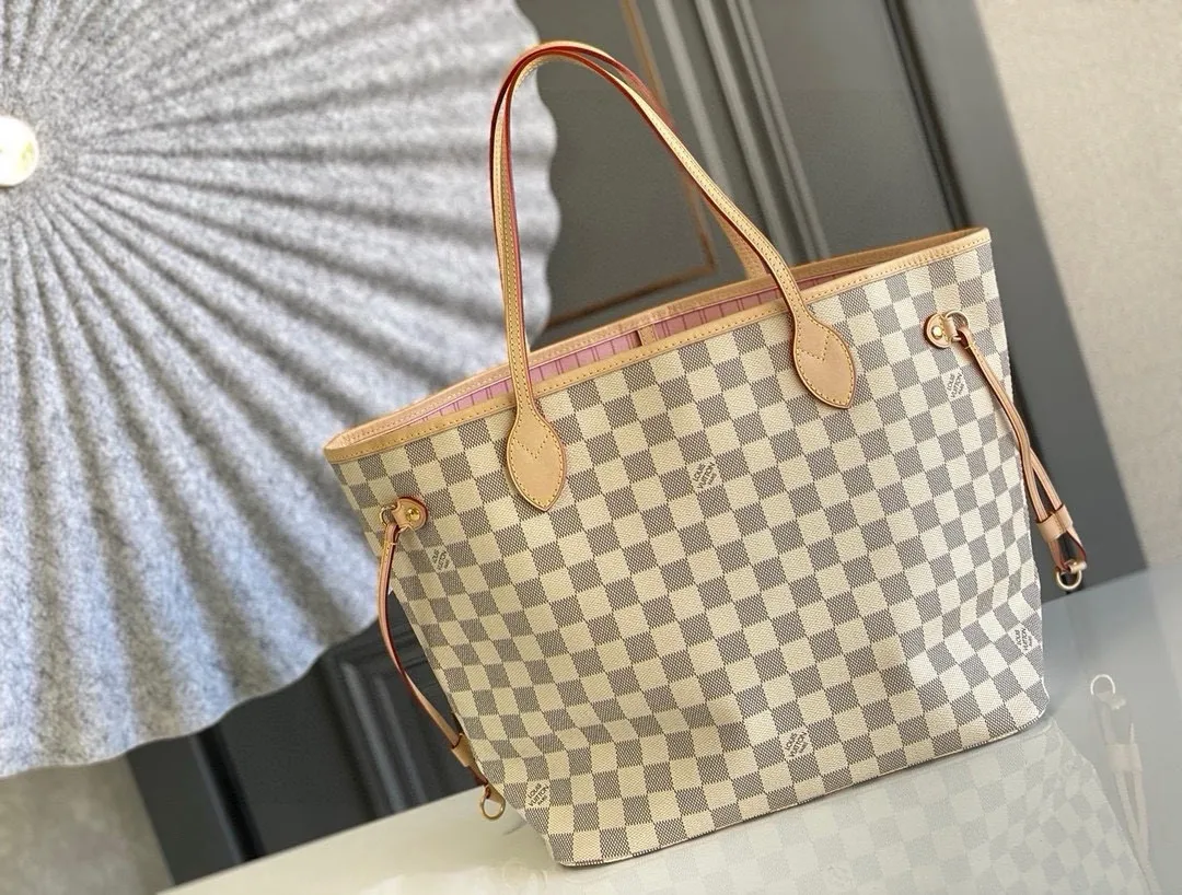 💰760 (Medium Steel Nail) Top Original N41605 NEVERFULL Medium Handbag The legendary Neverfull handbag: always able to meet your various needs for handbags. It has a large capacity but is not bulky. It is stiff and soft to the touch, making it suitable for home and travel. Tighten the side ties and it instantly transforms into a stylish urban handbag. Loosen the straps and it transforms into a chic and practical handbag. The slender leather handle can be carried over the shoulder or between the arms. The model shown here is made of Damier Azur canvas. Detailed Features 31 x 28 x 14 cm (Length x Height x Width) Bag interior redesigned with vintage details inspired by the Louis Vuitton archives - Fabric-lined interior pocket Removable zip clutch with matching interior Natural cowhide leather trim Shiny gold-tone brass hardware Handles: Double handle