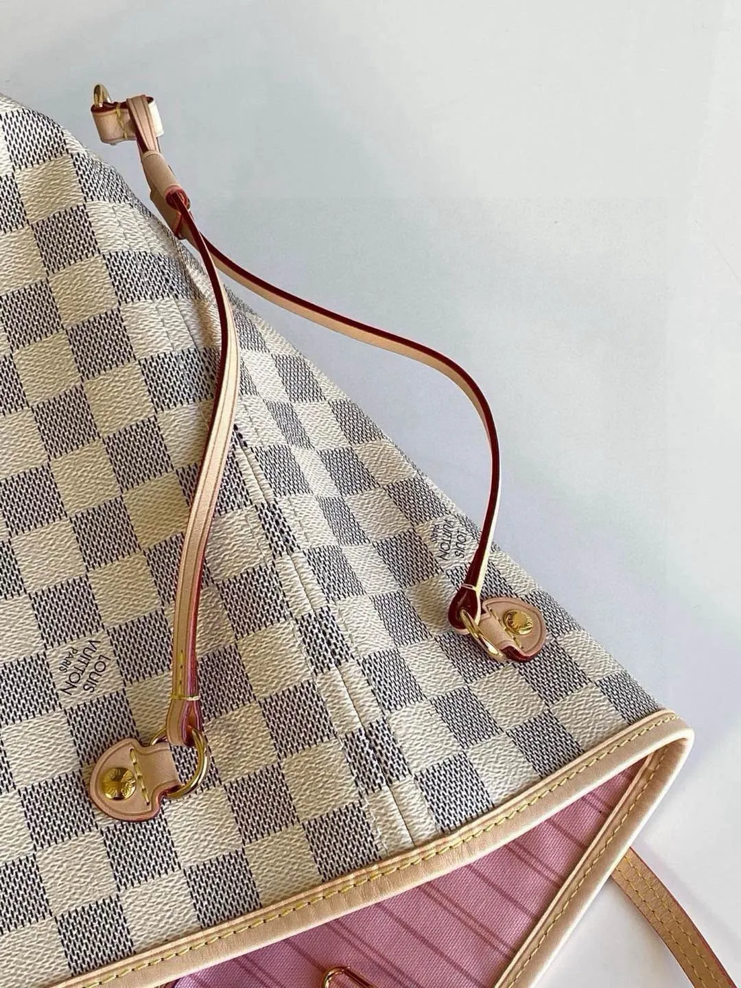 💰760 (Medium Steel Nail) Top Original N41605 NEVERFULL Medium Handbag The legendary Neverfull handbag: always able to meet your various needs for handbags. It has a large capacity but is not bulky. It is stiff and soft to the touch, making it suitable for home and travel. Tighten the side ties and it instantly transforms into a stylish urban handbag. Loosen the straps and it transforms into a chic and practical handbag. The slender leather handle can be carried over the shoulder or between the arms. The model shown here is made of Damier Azur canvas. Detailed Features 31 x 28 x 14 cm (Length x Height x Width) Bag interior redesigned with vintage details inspired by the Louis Vuitton archives - Fabric-lined interior pocket Removable zip clutch with matching interior Natural cowhide leather trim Shiny gold-tone brass hardware Handles: Double handle