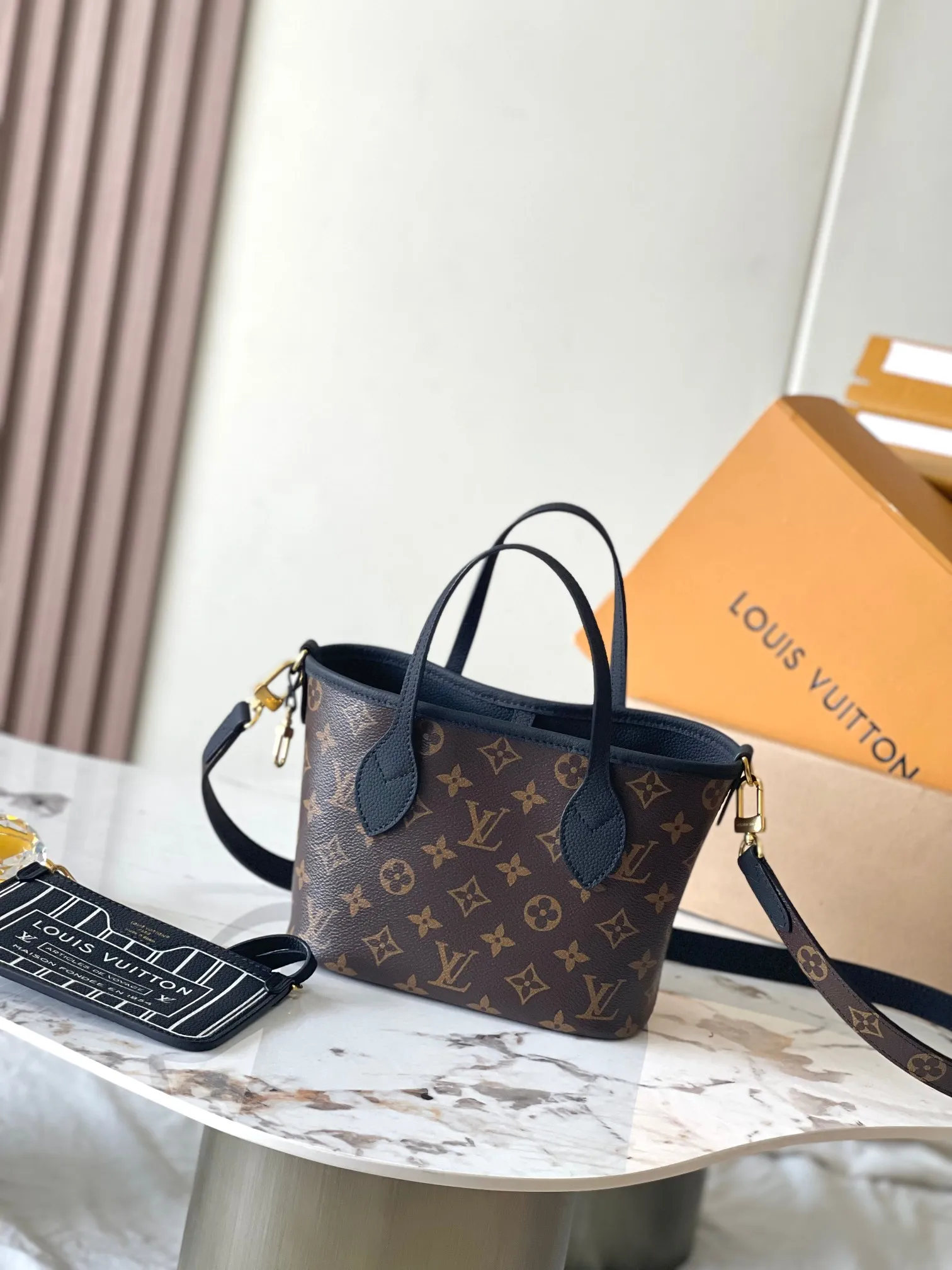 p1960 [Special grade MB chip version original leather] Neverfull Bandouliere Inside Out BB handbag is a double-sided version of the classic design this season, model: M12099 black dynamic chip version Material: A-grade all-steel hardware, imported original cowhide Packaging: full set of original duty-free MB packaging Size: 24*14*9CM