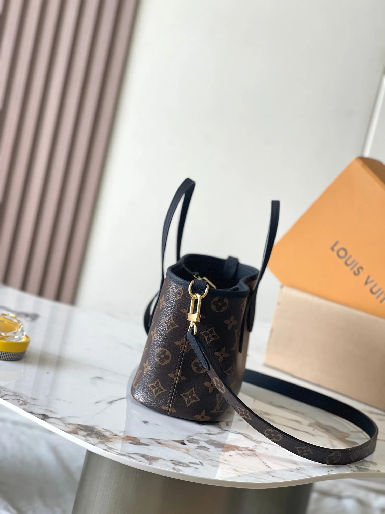 p1960 [Special grade MB chip version original leather] Neverfull Bandouliere Inside Out BB handbag is a double-sided version of the classic design this season, model: M12099 black dynamic chip version Material: A-grade all-steel hardware, imported original cowhide Packaging: full set of original duty-free MB packaging Size: 24*14*9CM