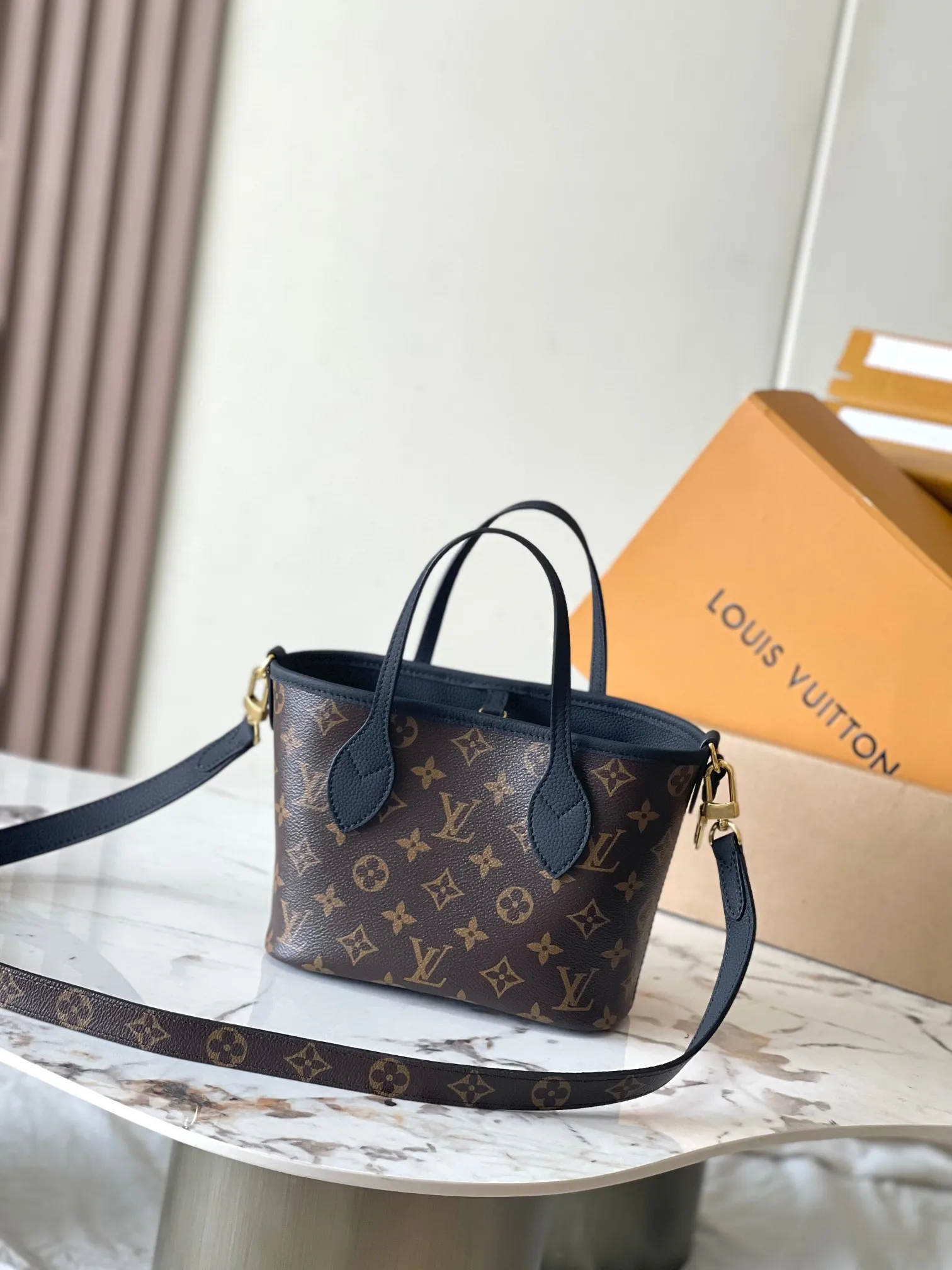 p1960 [Special grade MB chip version original leather] Neverfull Bandouliere Inside Out BB handbag is a double-sided version of the classic design this season, model: M12099 black dynamic chip version Material: A-grade all-steel hardware, imported original cowhide Packaging: full set of original duty-free MB packaging Size: 24*14*9CM