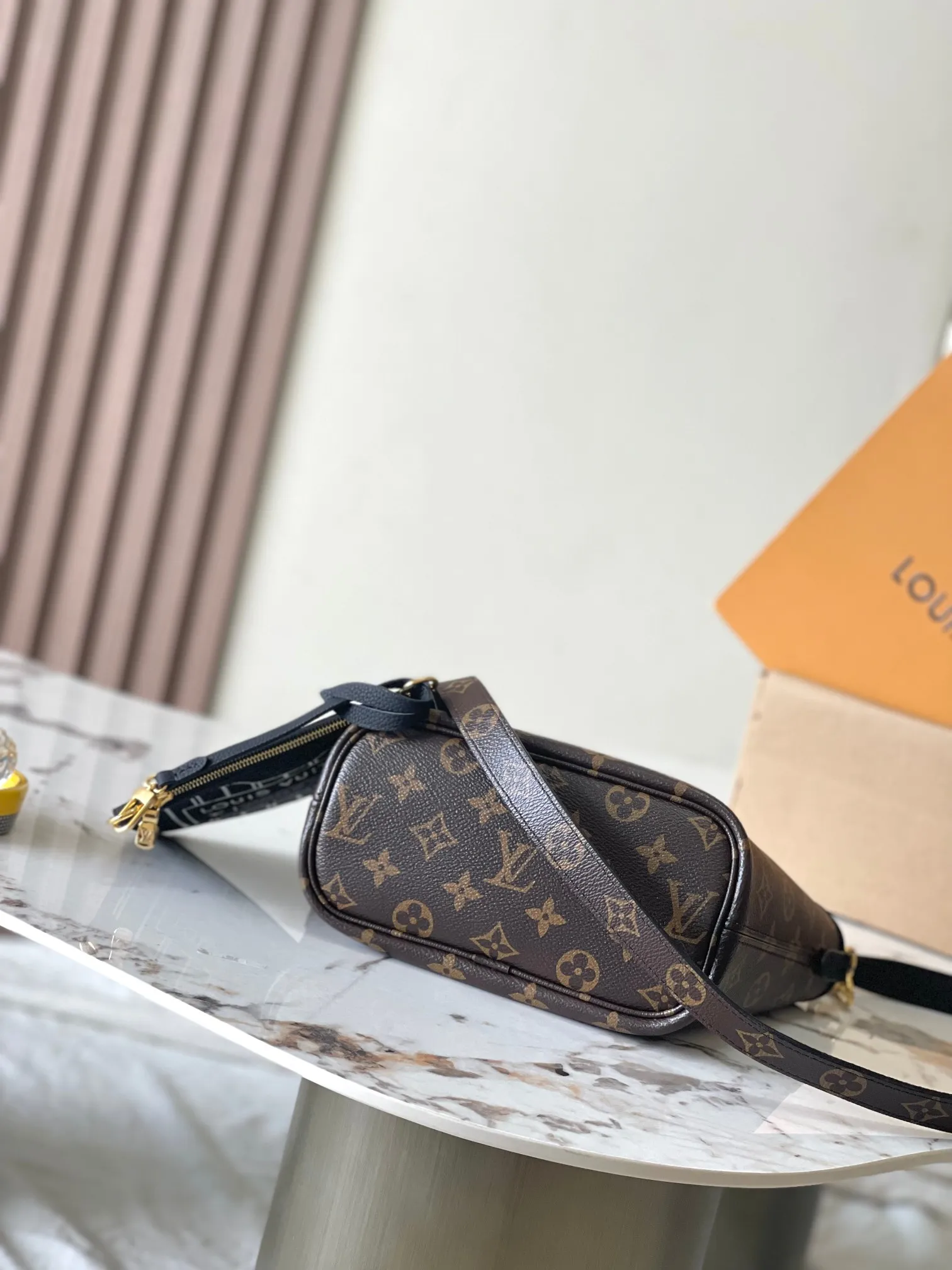 p1960 [Special grade MB chip version original leather] Neverfull Bandouliere Inside Out BB handbag is a double-sided version of the classic design this season, model: M12099 black dynamic chip version Material: A-grade all-steel hardware, imported original cowhide Packaging: full set of original duty-free MB packaging Size: 24*14*9CM