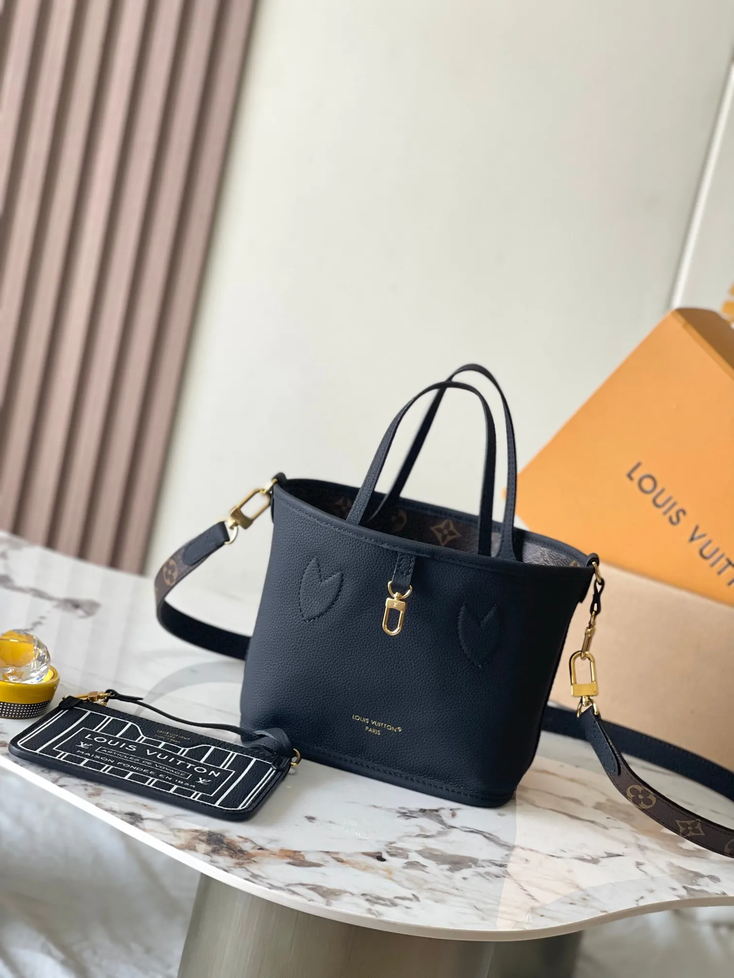 p1960 [Special grade MB chip version original leather] Neverfull Bandouliere Inside Out BB handbag is a double-sided version of the classic design this season, model: M12099 black dynamic chip version Material: A-grade all-steel hardware, imported original cowhide Packaging: full set of original duty-free MB packaging Size: 24*14*9CM