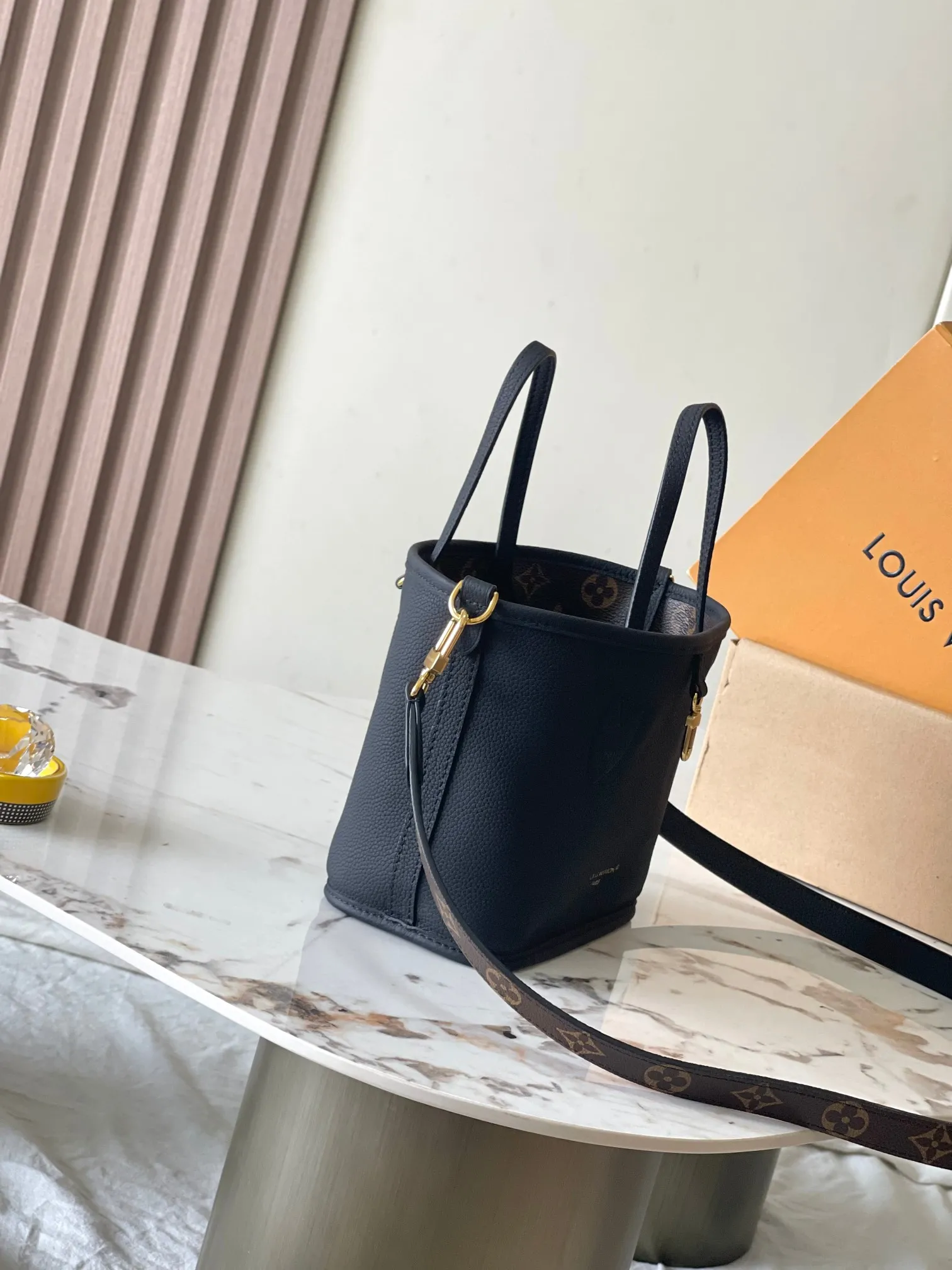 p1960 [Special grade MB chip version original leather] Neverfull Bandouliere Inside Out BB handbag is a double-sided version of the classic design this season, model: M12099 black dynamic chip version Material: A-grade all-steel hardware, imported original cowhide Packaging: full set of original duty-free MB packaging Size: 24*14*9CM