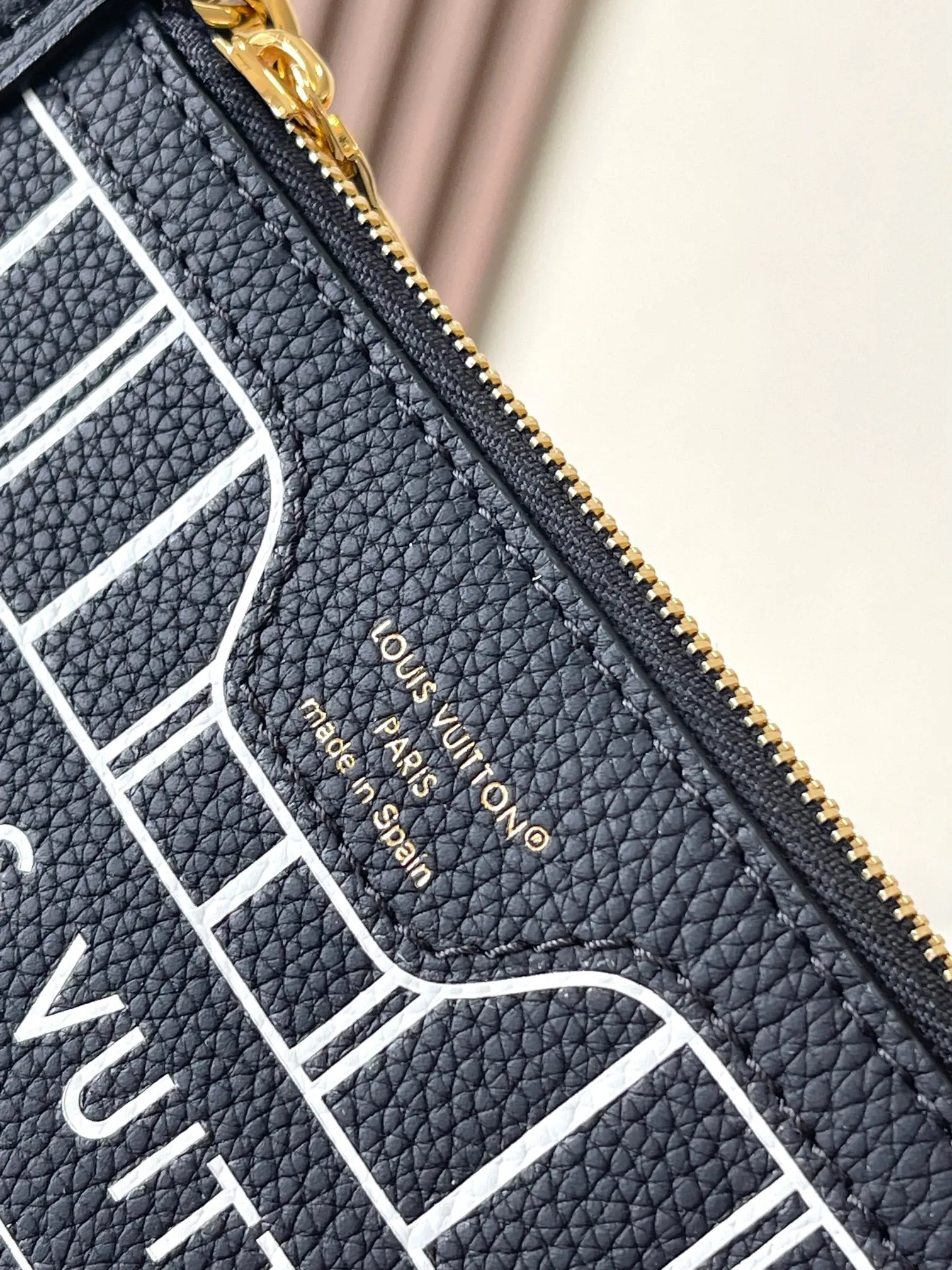 p1960 [Special grade MB chip version original leather] Neverfull Bandouliere Inside Out BB handbag is a double-sided version of the classic design this season, model: M12099 black dynamic chip version Material: A-grade all-steel hardware, imported original cowhide Packaging: full set of original duty-free MB packaging Size: 24*14*9CM