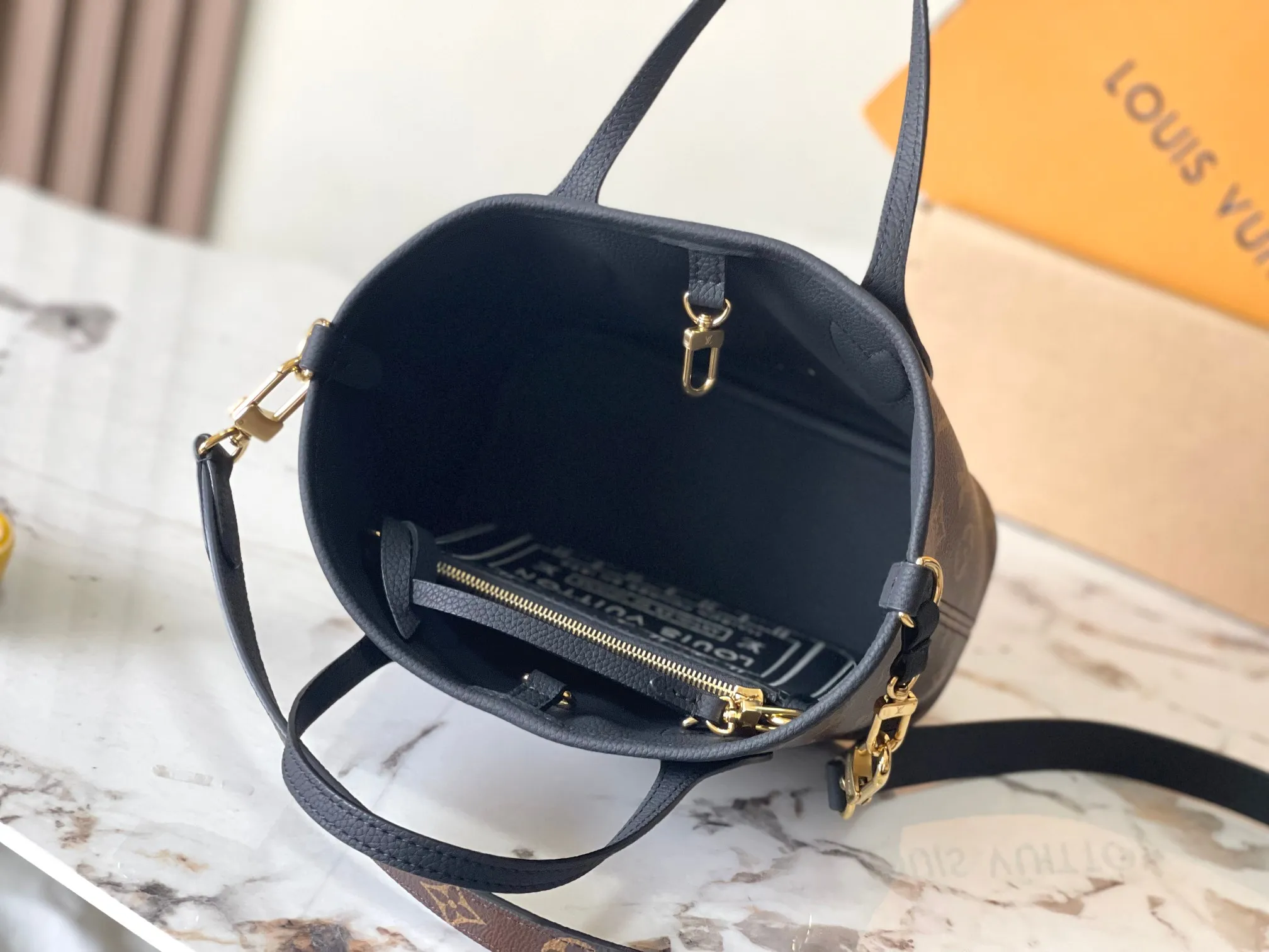 p1960 [Special grade MB chip version original leather] Neverfull Bandouliere Inside Out BB handbag is a double-sided version of the classic design this season, model: M12099 black dynamic chip version Material: A-grade all-steel hardware, imported original cowhide Packaging: full set of original duty-free MB packaging Size: 24*14*9CM