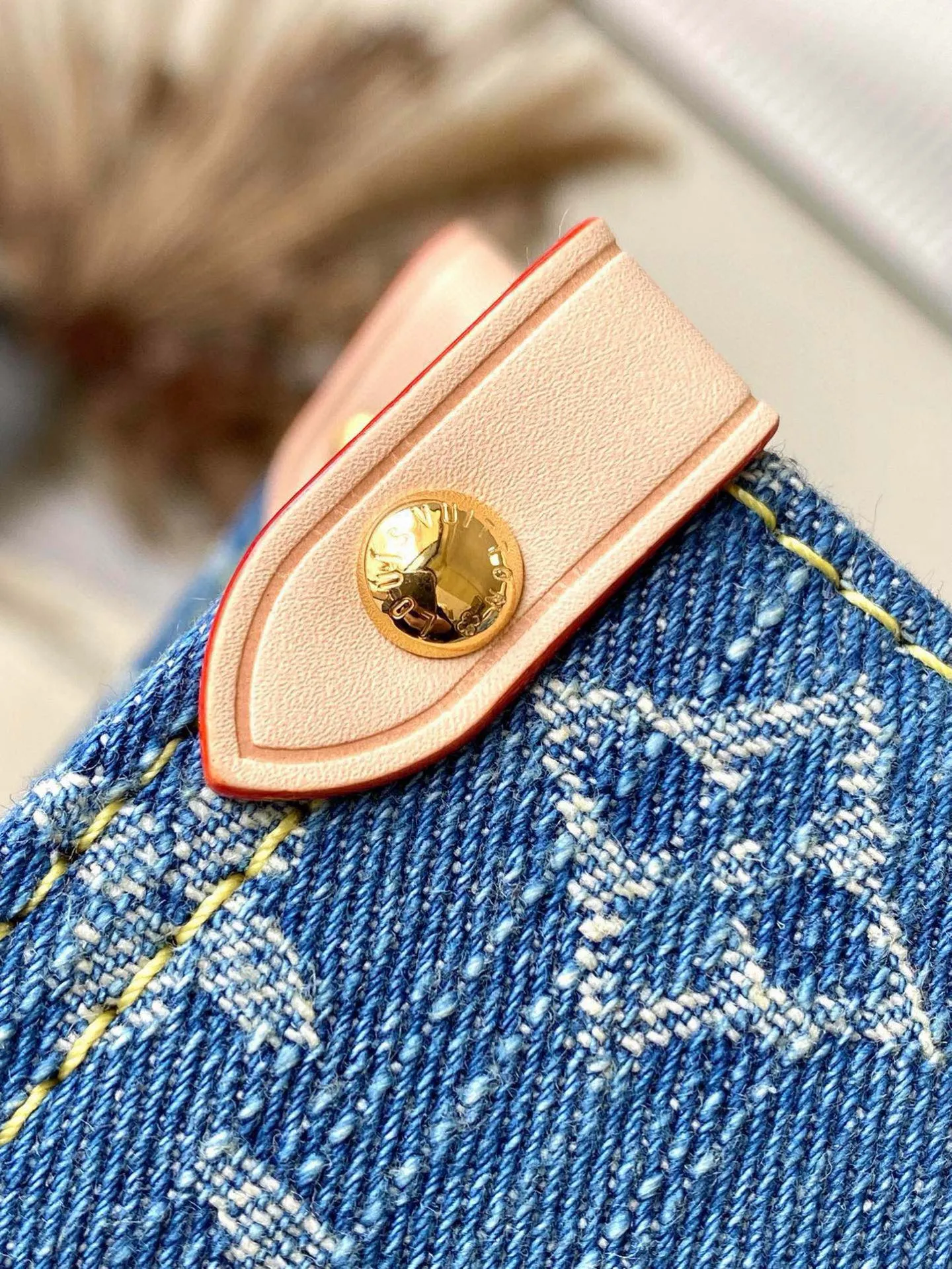 💰1160 Top Original Order M46871 Blue Denim Denim Square Bag Series Onthego Medium Handbag Blue (denim denim) This Onthego medium handbag has a new look with sand-washed Monogram jacquard denim, with leather trim and contrasting stitching. The ample capacity meets business or leisure needs, and the exquisite handle and long shoulder strap unlock multiple carrying methods. Dimensions 35.0 x 27.0 x 14.0 cm