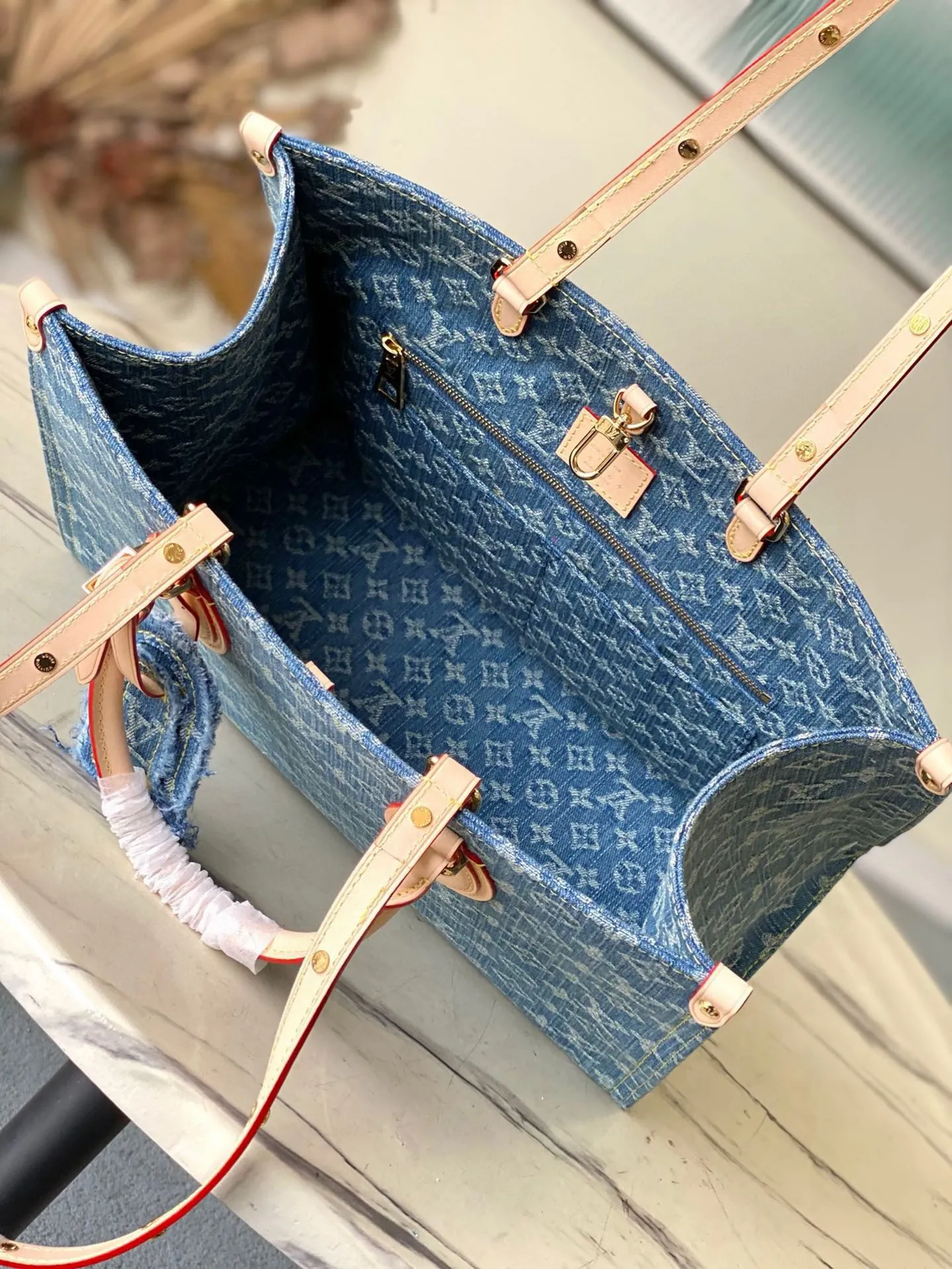 💰1160 Top Original Order M46871 Blue Denim Denim Square Bag Series Onthego Medium Handbag Blue (denim denim) This Onthego medium handbag has a new look with sand-washed Monogram jacquard denim, with leather trim and contrasting stitching. The ample capacity meets business or leisure needs, and the exquisite handle and long shoulder strap unlock multiple carrying methods. Dimensions 35.0 x 27.0 x 14.0 cm