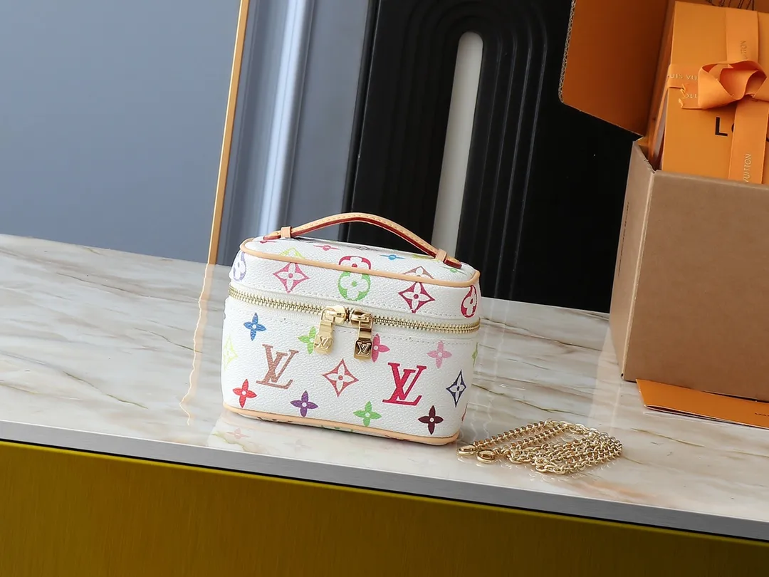 💰240💰Upgraded original version M13747 M44495 M42265 M44936 M42263 lv Murakami Nice mini Nano cosmetic bag with Monogram print and 33 colorful colors. In 2025, Murakami and LV jointly launched the white and black tricolor twelve pieces, which are very popular around the world and are loved by celebrities and celebrities. Dimensions: 14 x 10.2 x 8.5 (LxHxW)