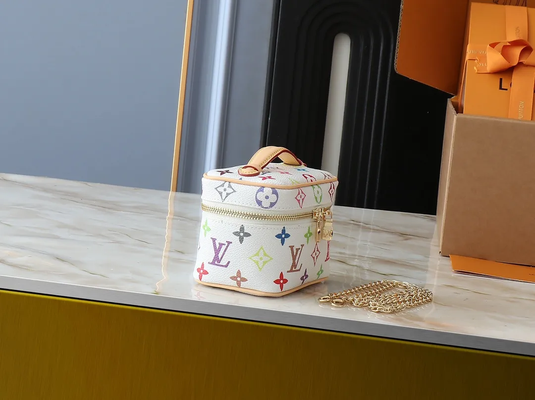 💰240💰Upgraded original version M13747 M44495 M42265 M44936 M42263 lv Murakami Nice mini Nano cosmetic bag with Monogram print and 33 colorful colors. In 2025, Murakami and LV jointly launched the white and black tricolor twelve pieces, which are very popular around the world and are loved by celebrities and celebrities. Dimensions: 14 x 10.2 x 8.5 (LxHxW)