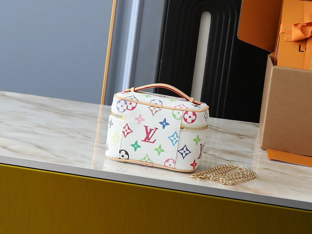 💰240💰Upgraded original version M13747 M44495 M42265 M44936 M42263 lv Murakami Nice mini Nano cosmetic bag with Monogram print and 33 colorful colors. In 2025, Murakami and LV jointly launched the white and black tricolor twelve pieces, which are very popular around the world and are loved by celebrities and celebrities. Dimensions: 14 x 10.2 x 8.5 (LxHxW)