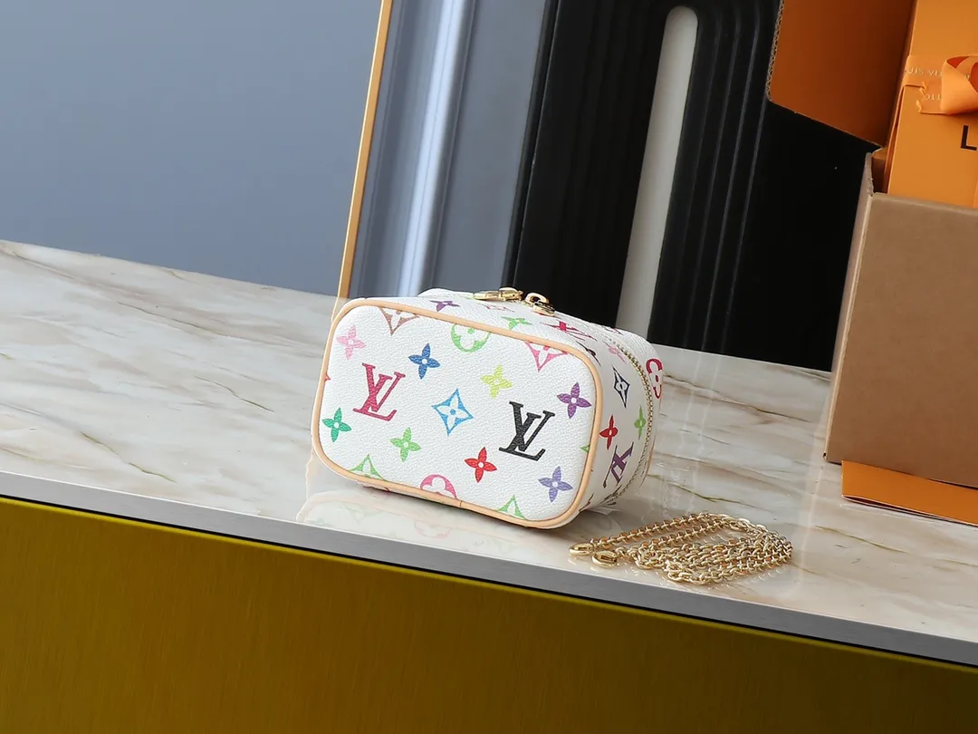 💰240💰Upgraded original version M13747 M44495 M42265 M44936 M42263 lv Murakami Nice mini Nano cosmetic bag with Monogram print and 33 colorful colors. In 2025, Murakami and LV jointly launched the white and black tricolor twelve pieces, which are very popular around the world and are loved by celebrities and celebrities. Dimensions: 14 x 10.2 x 8.5 (LxHxW)