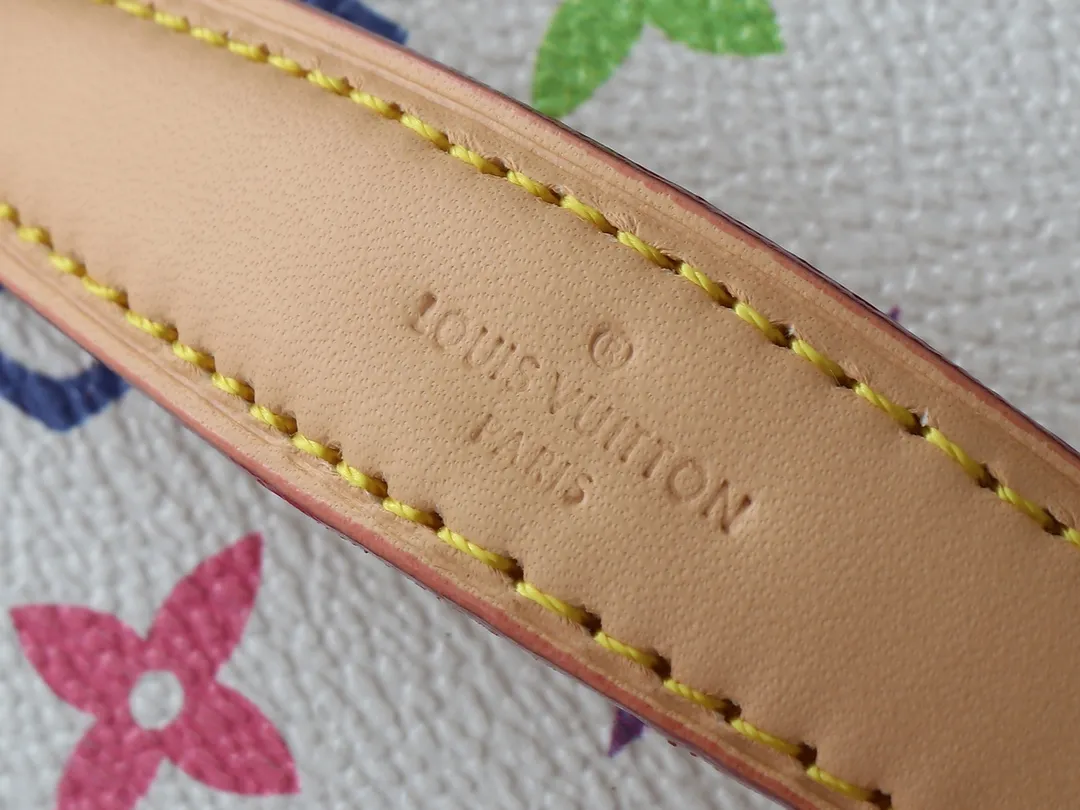 💰240💰Upgraded original version M13747 M44495 M42265 M44936 M42263 lv Murakami Nice mini Nano cosmetic bag with Monogram print and 33 colorful colors. In 2025, Murakami and LV jointly launched the white and black tricolor twelve pieces, which are very popular around the world and are loved by celebrities and celebrities. Dimensions: 14 x 10.2 x 8.5 (LxHxW)