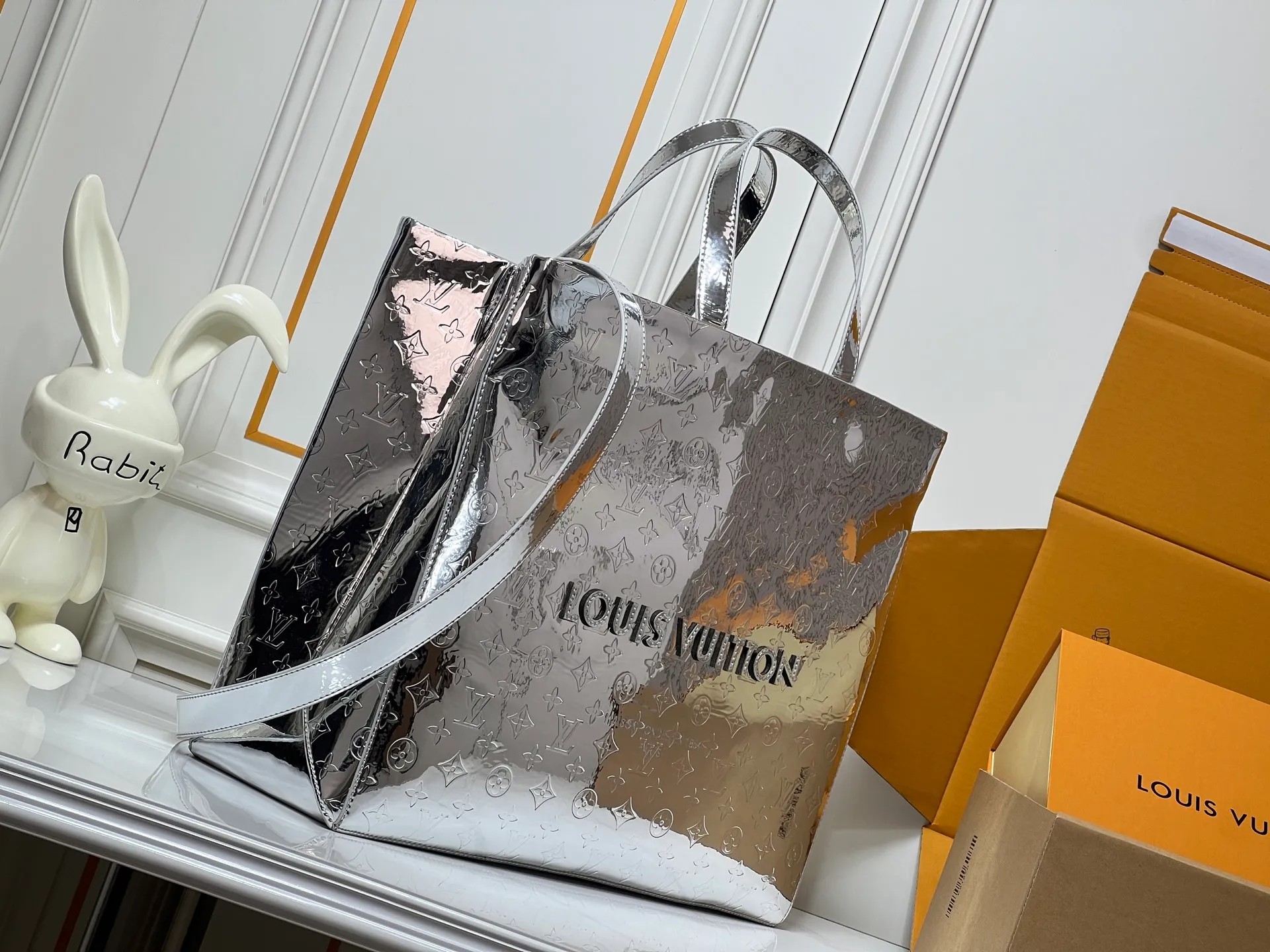 Batch 320💰M24457 Silver Gun Color Gradient Pink Blue Check Yellow Check Gradient Blue Presbyopic Check Gradient Purple Grass Green Pink Black Orange Blue Green Gray Presbyopic Check Black Crocodile Orange Crocodile This Shopper medium handbag draws inspiration from Louis Vuitton shopping bags, expressing Louis Vuitton and Maison Fondée En 1854 in soft cow leather. Lettering, top handle and removable shoulder strap. Dimensions: 42x34x16cm