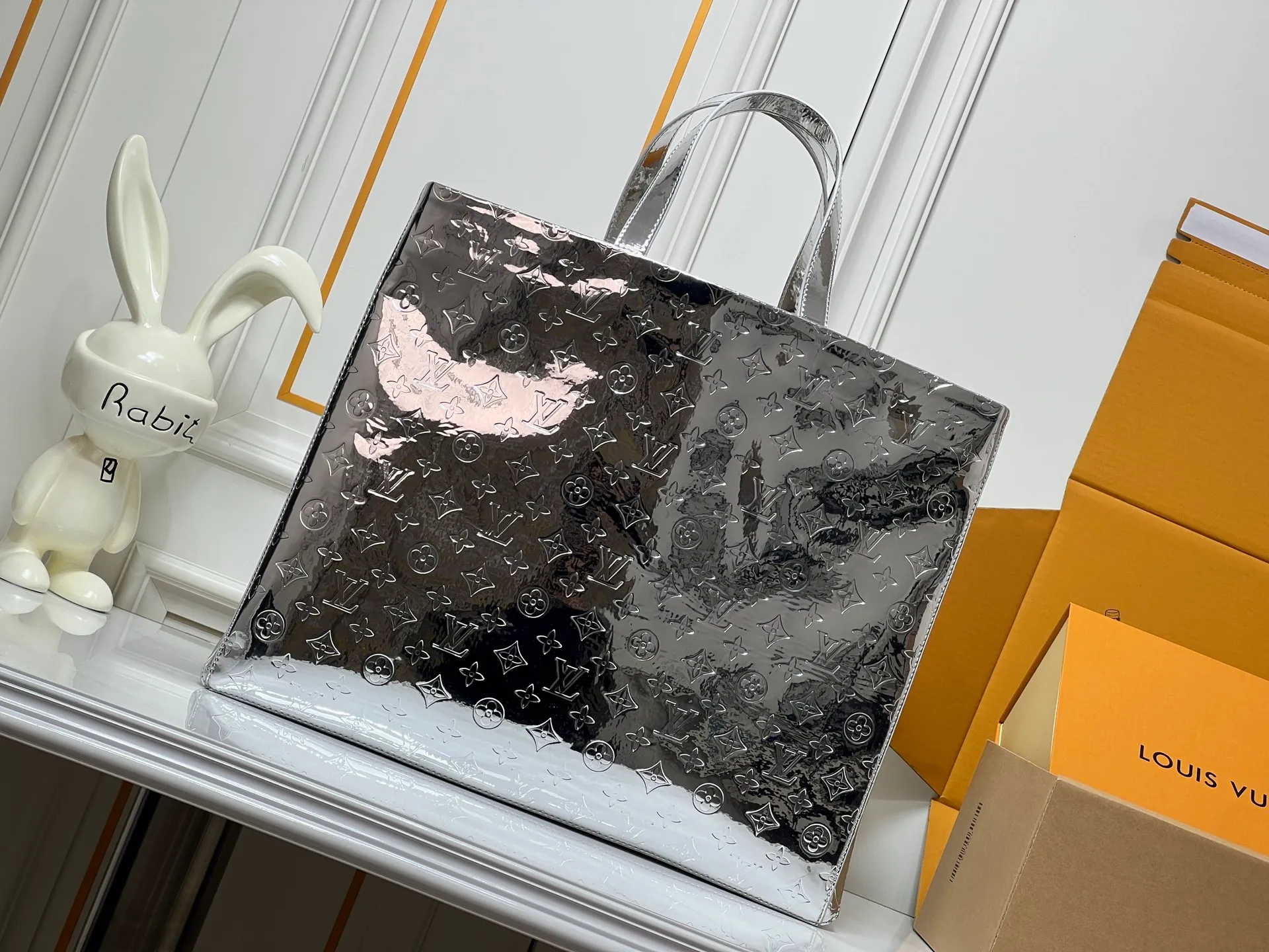 Batch 320💰M24457 Silver Gun Color Gradient Pink Blue Check Yellow Check Gradient Blue Presbyopic Check Gradient Purple Grass Green Pink Black Orange Blue Green Gray Presbyopic Check Black Crocodile Orange Crocodile This Shopper medium handbag draws inspiration from Louis Vuitton shopping bags, expressing Louis Vuitton and Maison Fondée En 1854 in soft cow leather. Lettering, top handle and removable shoulder strap. Dimensions: 42x34x16cm