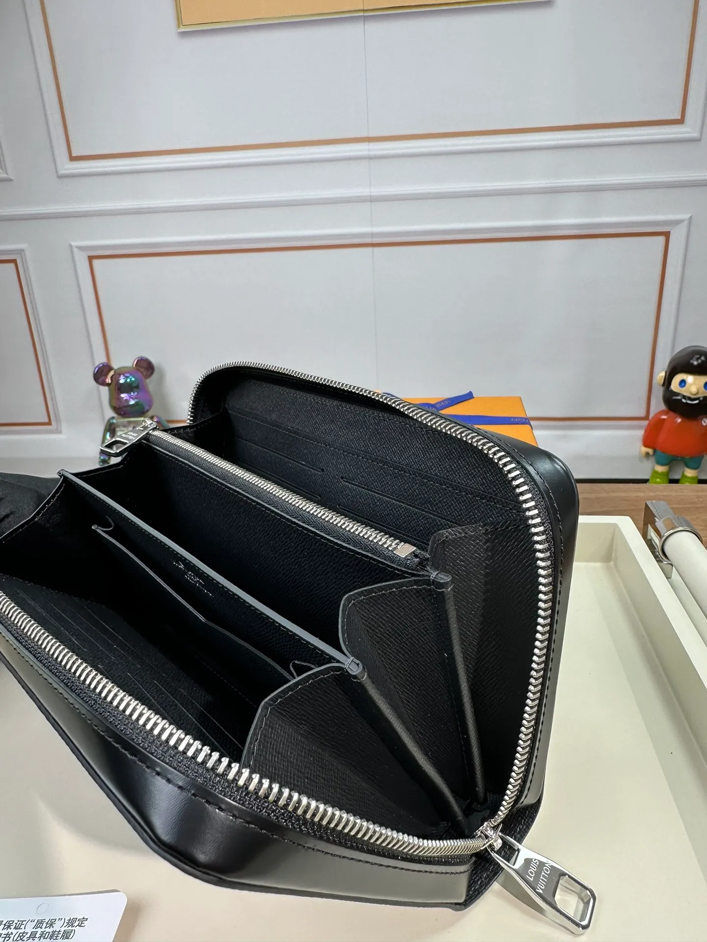 P1240 N41503 [Special genuine product] This extremely practical large wallet is comparable to a small bag in terms of capacity. Equipped with a dedicated pocket for smartphones, it can also hold keys, passports, credit cards and cash. Made of plaid canvas material and equipped with a handle, it is easy to carry and shows a mature and elegant style. 22x13.5x4cm