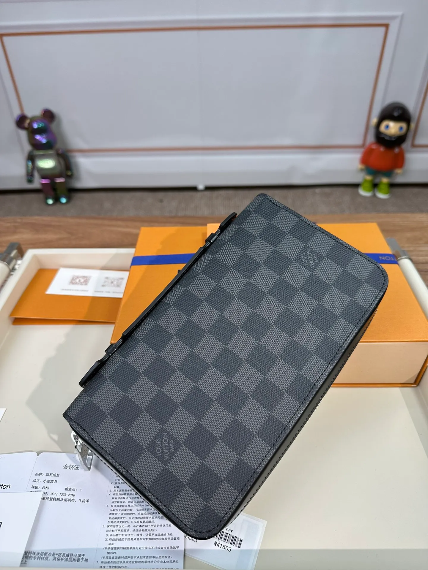 P1240 N41503 [Special genuine product] This extremely practical large wallet is comparable to a small bag in terms of capacity. Equipped with a dedicated pocket for smartphones, it can also hold keys, passports, credit cards and cash. Made of plaid canvas material and equipped with a handle, it is easy to carry and shows a mature and elegant style. 22x13.5x4cm