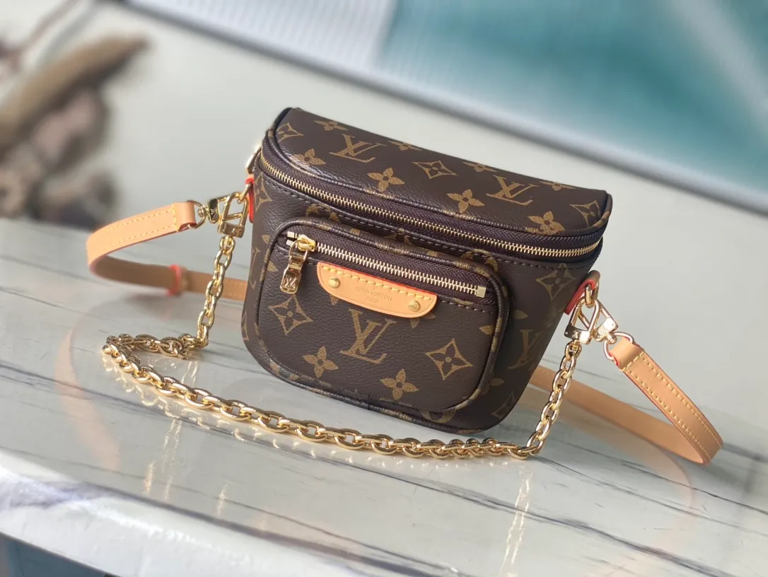 💰760 (steel chain) top original order M82335 This Mini Bumbag handbag is made of Monogram canvas, showing a soft interpretation of the trendy waist bag design. It is equipped with a zippered main compartment and zipper pocket, and is embellished with an embossed leather label. The signature leather has a detachable and adjustable shoulder strap, and a detachable chain adds functionality as well as decoration. Dimensions: 17 x 12 x 9.5 cm