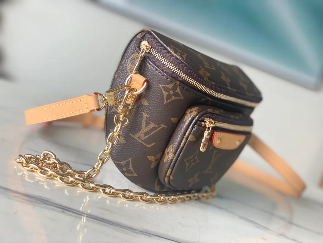 💰760 (steel chain) top original order M82335 This Mini Bumbag handbag is made of Monogram canvas, showing a soft interpretation of the trendy waist bag design. It is equipped with a zippered main compartment and zipper pocket, and is embellished with an embossed leather label. The signature leather has a detachable and adjustable shoulder strap, and a detachable chain adds functionality as well as decoration. Dimensions: 17 x 12 x 9.5 cm