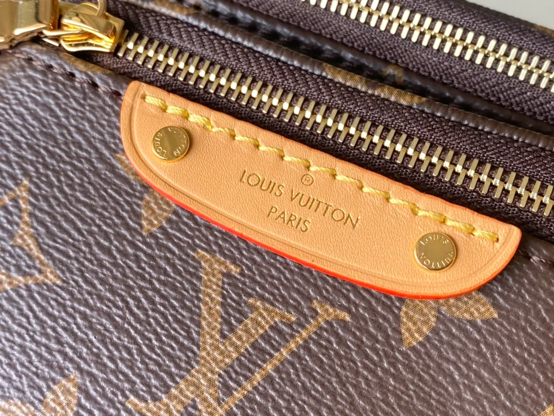 💰760 (steel chain) top original order M82335 This Mini Bumbag handbag is made of Monogram canvas, showing a soft interpretation of the trendy waist bag design. It is equipped with a zippered main compartment and zipper pocket, and is embellished with an embossed leather label. The signature leather has a detachable and adjustable shoulder strap, and a detachable chain adds functionality as well as decoration. Dimensions: 17 x 12 x 9.5 cm