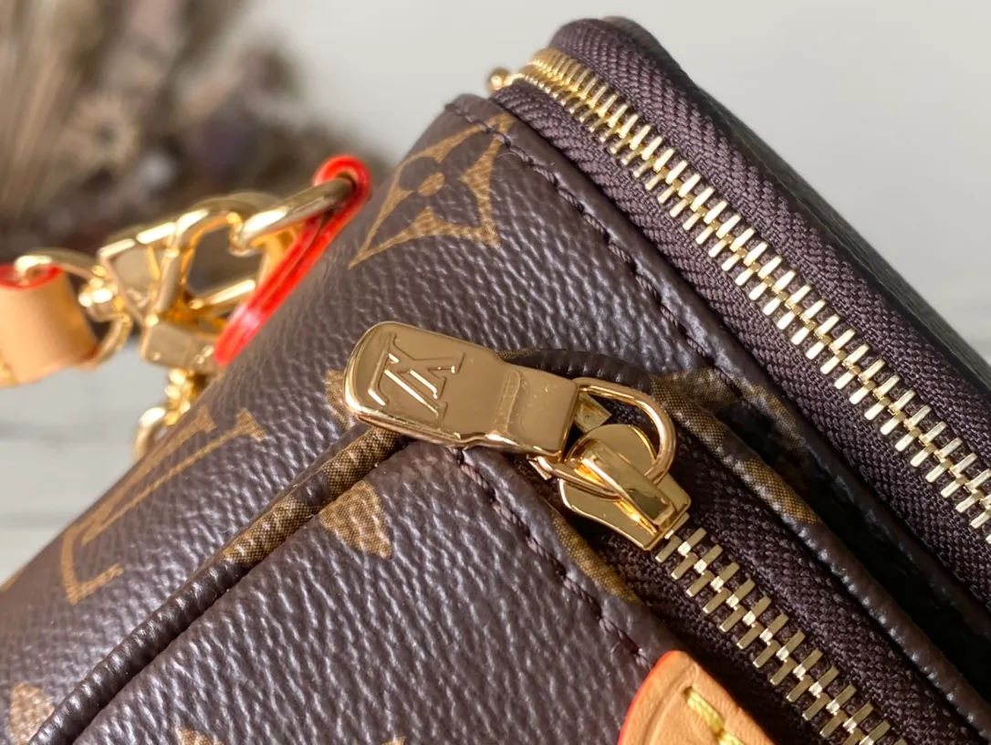 💰760 (steel chain) top original order M82335 This Mini Bumbag handbag is made of Monogram canvas, showing a soft interpretation of the trendy waist bag design. It is equipped with a zippered main compartment and zipper pocket, and is embellished with an embossed leather label. The signature leather has a detachable and adjustable shoulder strap, and a detachable chain adds functionality as well as decoration. Dimensions: 17 x 12 x 9.5 cm