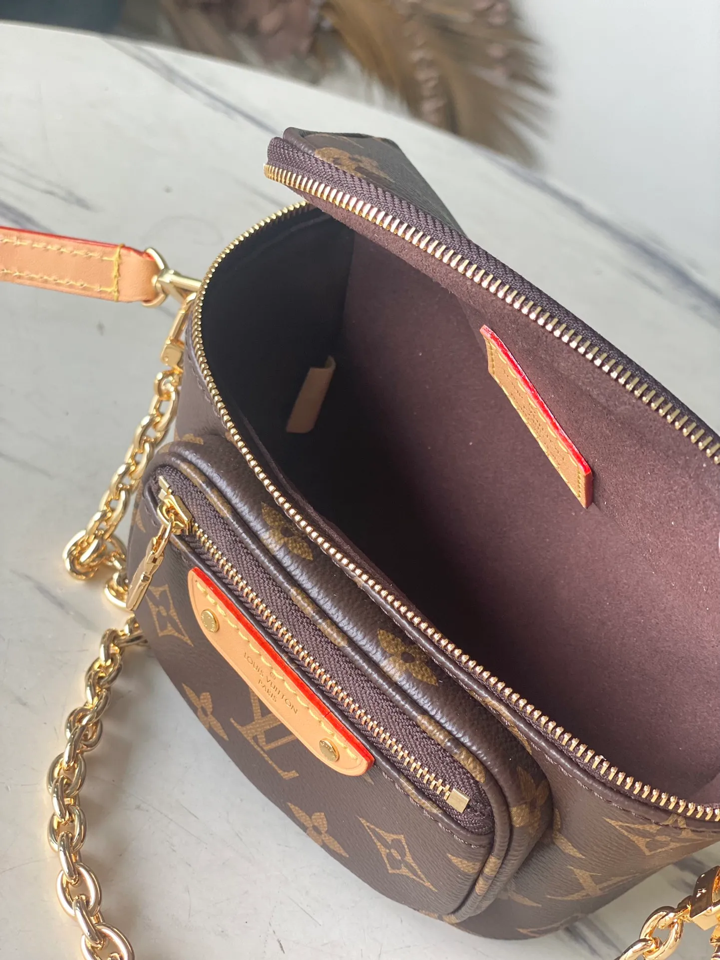 💰760 (steel chain) top original order M82335 This Mini Bumbag handbag is made of Monogram canvas, showing a soft interpretation of the trendy waist bag design. It is equipped with a zippered main compartment and zipper pocket, and is embellished with an embossed leather label. The signature leather has a detachable and adjustable shoulder strap, and a detachable chain adds functionality as well as decoration. Dimensions: 17 x 12 x 9.5 cm