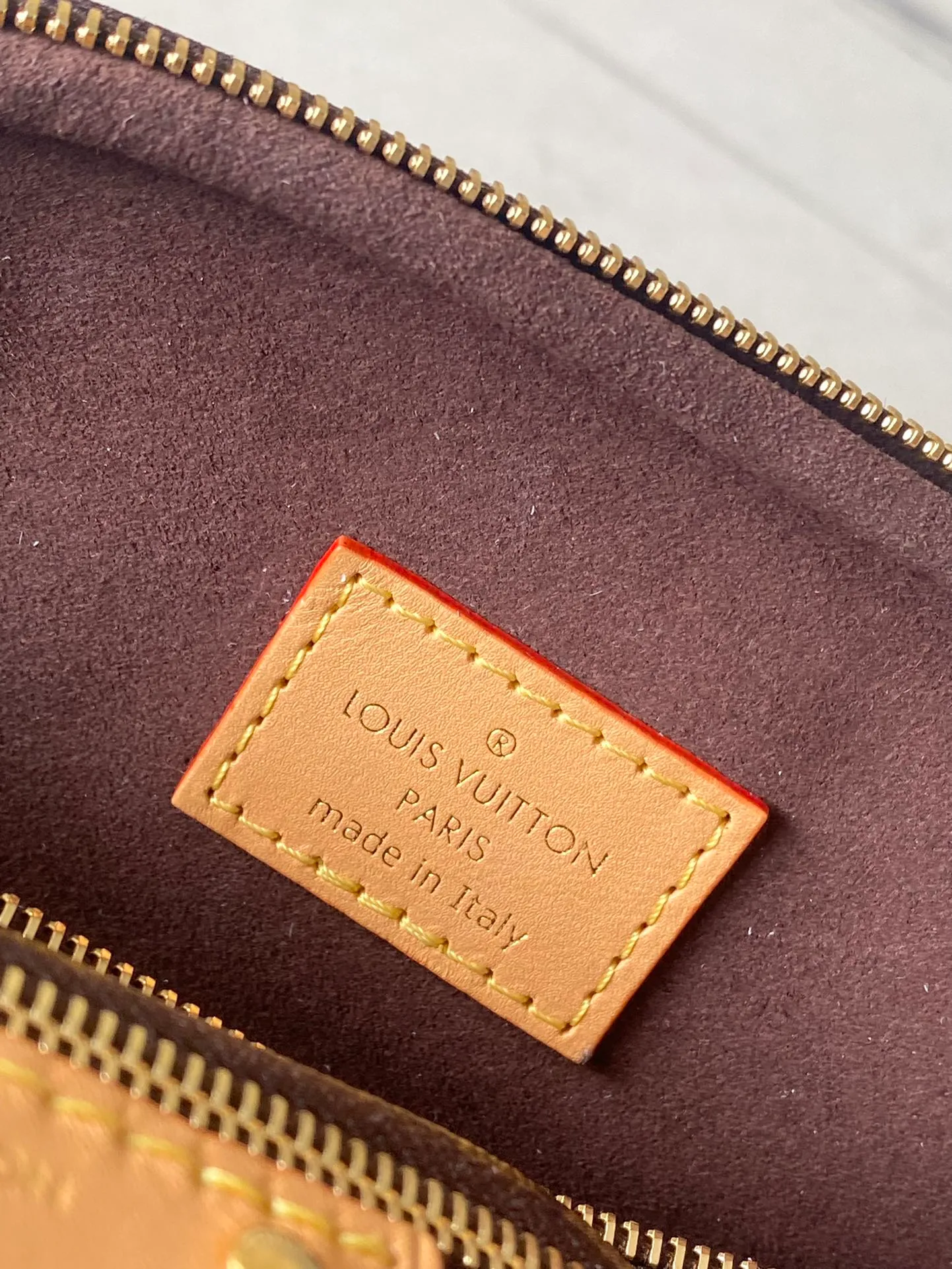 💰760 (steel chain) top original order M82335 This Mini Bumbag handbag is made of Monogram canvas, showing a soft interpretation of the trendy waist bag design. It is equipped with a zippered main compartment and zipper pocket, and is embellished with an embossed leather label. The signature leather has a detachable and adjustable shoulder strap, and a detachable chain adds functionality as well as decoration. Dimensions: 17 x 12 x 9.5 cm