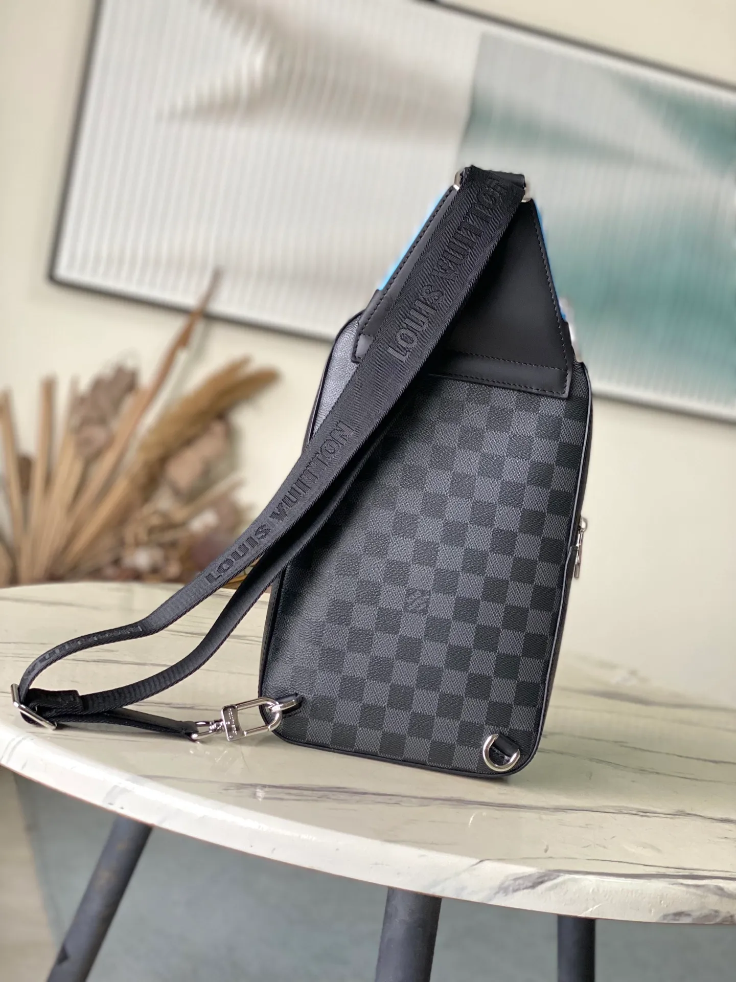 💰880 Top Original Order N00086 Black Check Blue Label Men's Bag Chest Bag Shoulder Bag AVENUE Hr Shoulder Bag The Avenue shoulder bag made of Damier Graphite canvas is the perfect companion for urban life: small and fashionable, showing a casual and uninhibited attitude. "Smart" shoulder strap design, suitable for carrying on the left or right shoulder. Styling design to improve carrying comfort; double zipper opening and closing design to ensure safe placement of valuables. Dimensions: 20 x 31 x 10cm.