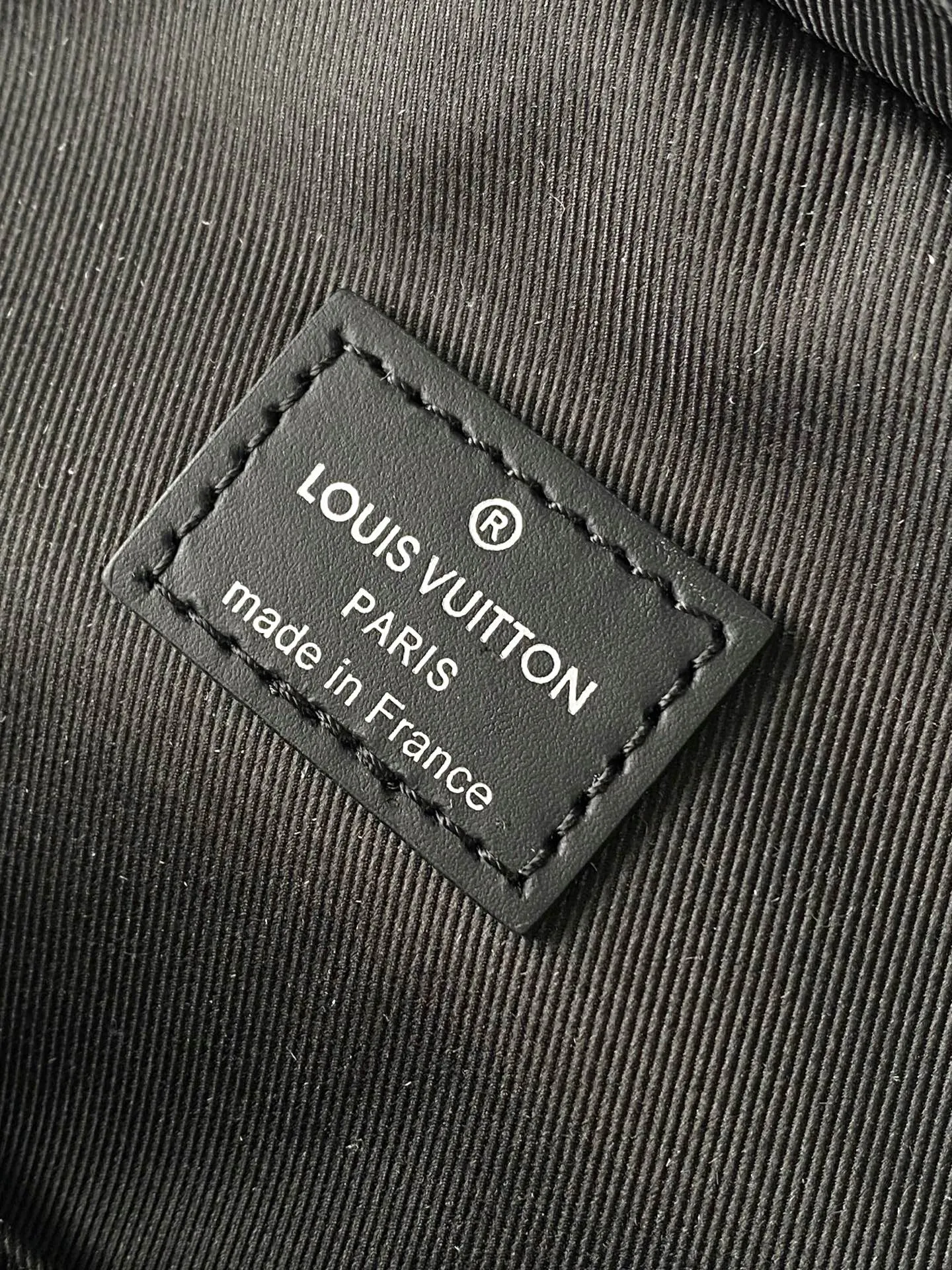 💰880 Top Original Order N00086 Black Check Blue Label Men's Bag Chest Bag Shoulder Bag AVENUE Hr Shoulder Bag The Avenue shoulder bag made of Damier Graphite canvas is the perfect companion for urban life: small and fashionable, showing a casual and uninhibited attitude. "Smart" shoulder strap design, suitable for carrying on the left or right shoulder. Styling design to improve carrying comfort; double zipper opening and closing design to ensure safe placement of valuables. Dimensions: 20 x 31 x 10cm.