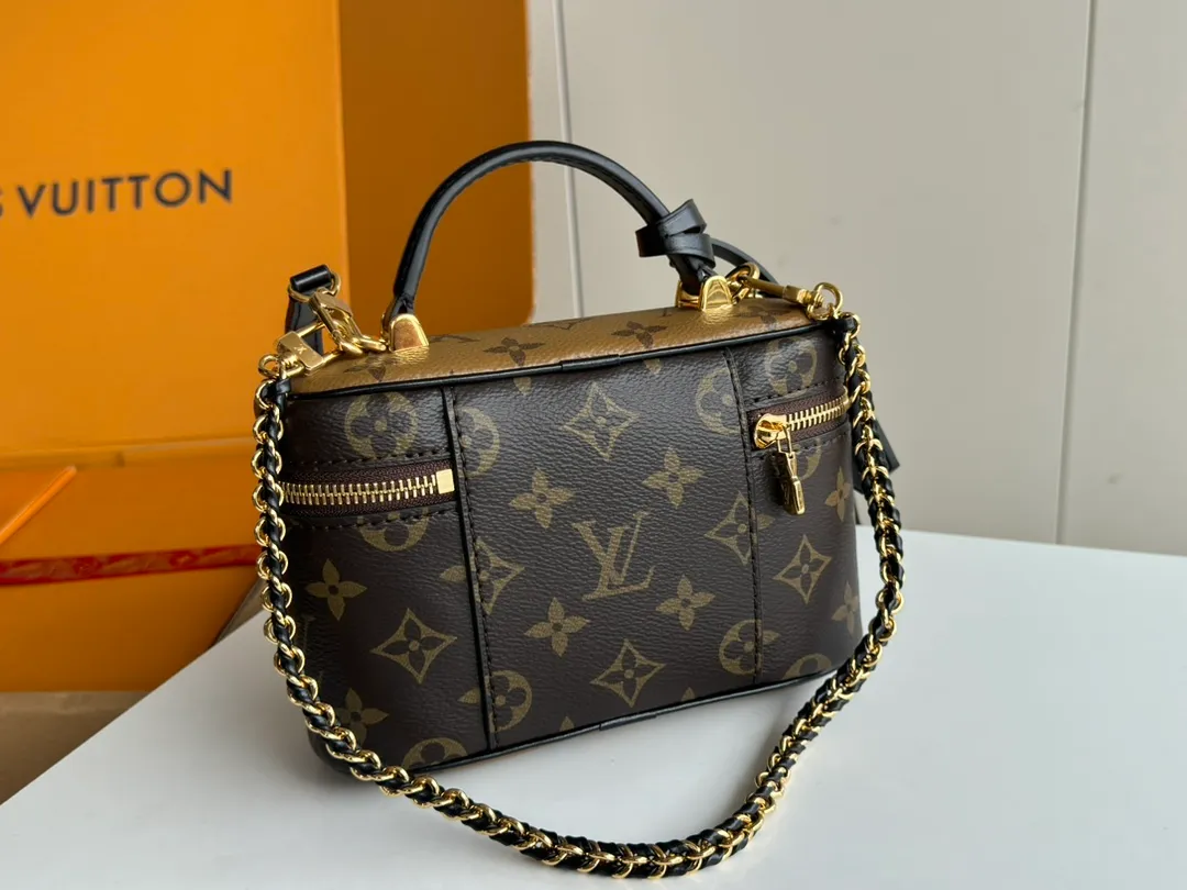 p1960 [equipped with counter mb full package] Vanity Chain Pouch handbag, special grade all-steel M47125 presbyopic rhombus decoded chip version, exclusive duty-free channel. This handbag draws inspiration from the classic cosmetic case, and the Monogram canvas interprets the spirit of travel. The top handle and detachable braided chain are infused with leather elements, complementing the clean lines of the bag. The L-engraved padlock and leather key bag continue the iconic details. Model: M47125 Presbyopia Size: 19*11.5*6.5cm