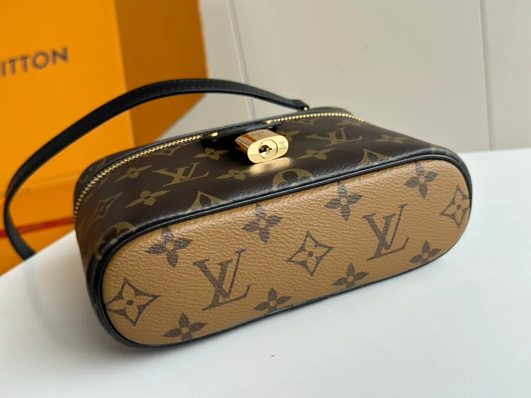 p1960 [equipped with counter mb full package] Vanity Chain Pouch handbag, special grade all-steel M47125 presbyopic rhombus decoded chip version, exclusive duty-free channel. This handbag draws inspiration from the classic cosmetic case, and the Monogram canvas interprets the spirit of travel. The top handle and detachable braided chain are infused with leather elements, complementing the clean lines of the bag. The L-engraved padlock and leather key bag continue the iconic details. Model: M47125 Presbyopia Size: 19*11.5*6.5cm