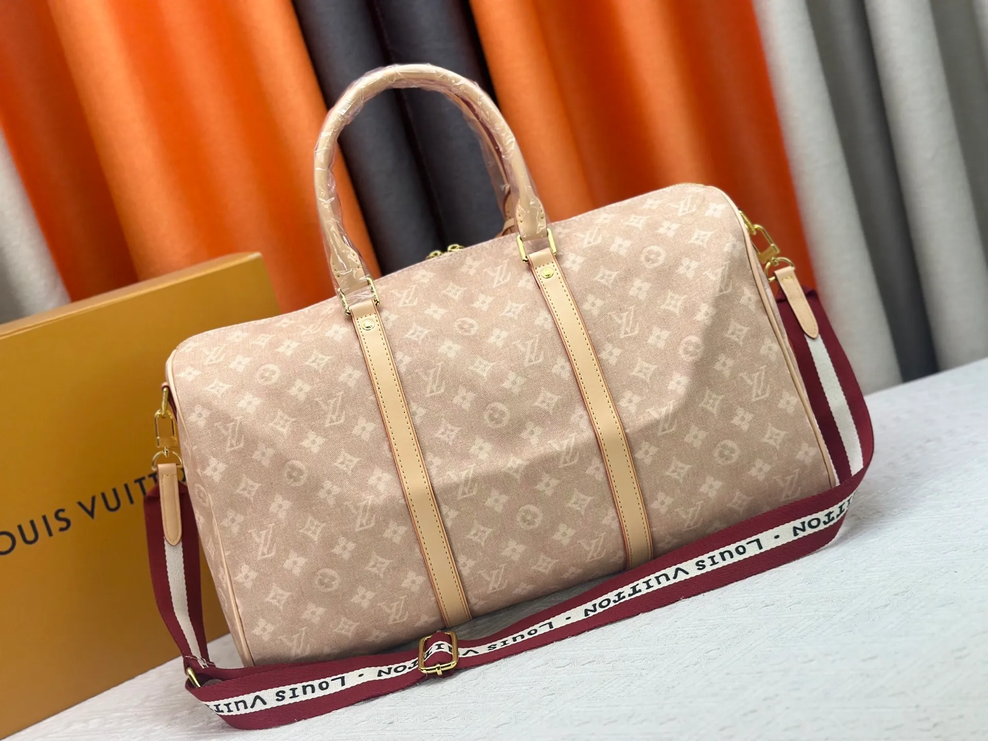 P360 M25787 This Keepall Bandouliere 45 travel bag is from the Travel With series presented by Louis Vuitton in collaboration with Grace Coddington. It uses Meowgram canvas to interpret the Monogram pattern in a playful reinvention, looking back to the hard suitcase inspiration of the 1900s. The cute cat-shaped branding adds smart touches, and the detachable and adjustable shoulder strap is embellished with the handwritten brand logo. Size: 45x27x20cm