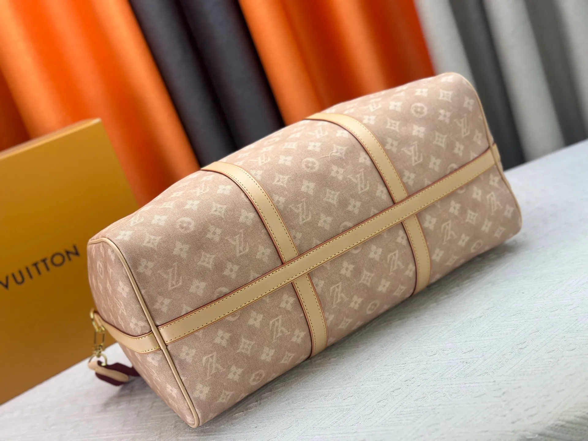 P360 M25787 This Keepall Bandouliere 45 travel bag is from the Travel With series presented by Louis Vuitton in collaboration with Grace Coddington. It uses Meowgram canvas to interpret the Monogram pattern in a playful reinvention, looking back to the hard suitcase inspiration of the 1900s. The cute cat-shaped branding adds smart touches, and the detachable and adjustable shoulder strap is embellished with the handwritten brand logo. Size: 45x27x20cm
