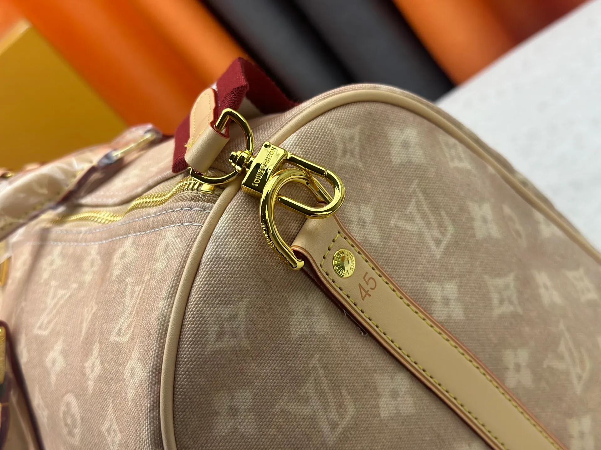P360 M25787 This Keepall Bandouliere 45 travel bag is from the Travel With series presented by Louis Vuitton in collaboration with Grace Coddington. It uses Meowgram canvas to interpret the Monogram pattern in a playful reinvention, looking back to the hard suitcase inspiration of the 1900s. The cute cat-shaped branding adds smart touches, and the detachable and adjustable shoulder strap is embellished with the handwritten brand logo. Size: 45x27x20cm