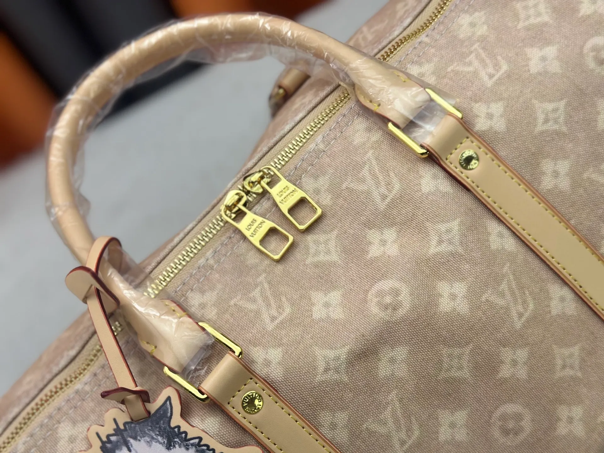 P360 M25787 This Keepall Bandouliere 45 travel bag is from the Travel With series presented by Louis Vuitton in collaboration with Grace Coddington. It uses Meowgram canvas to interpret the Monogram pattern in a playful reinvention, looking back to the hard suitcase inspiration of the 1900s. The cute cat-shaped branding adds smart touches, and the detachable and adjustable shoulder strap is embellished with the handwritten brand logo. Size: 45x27x20cm